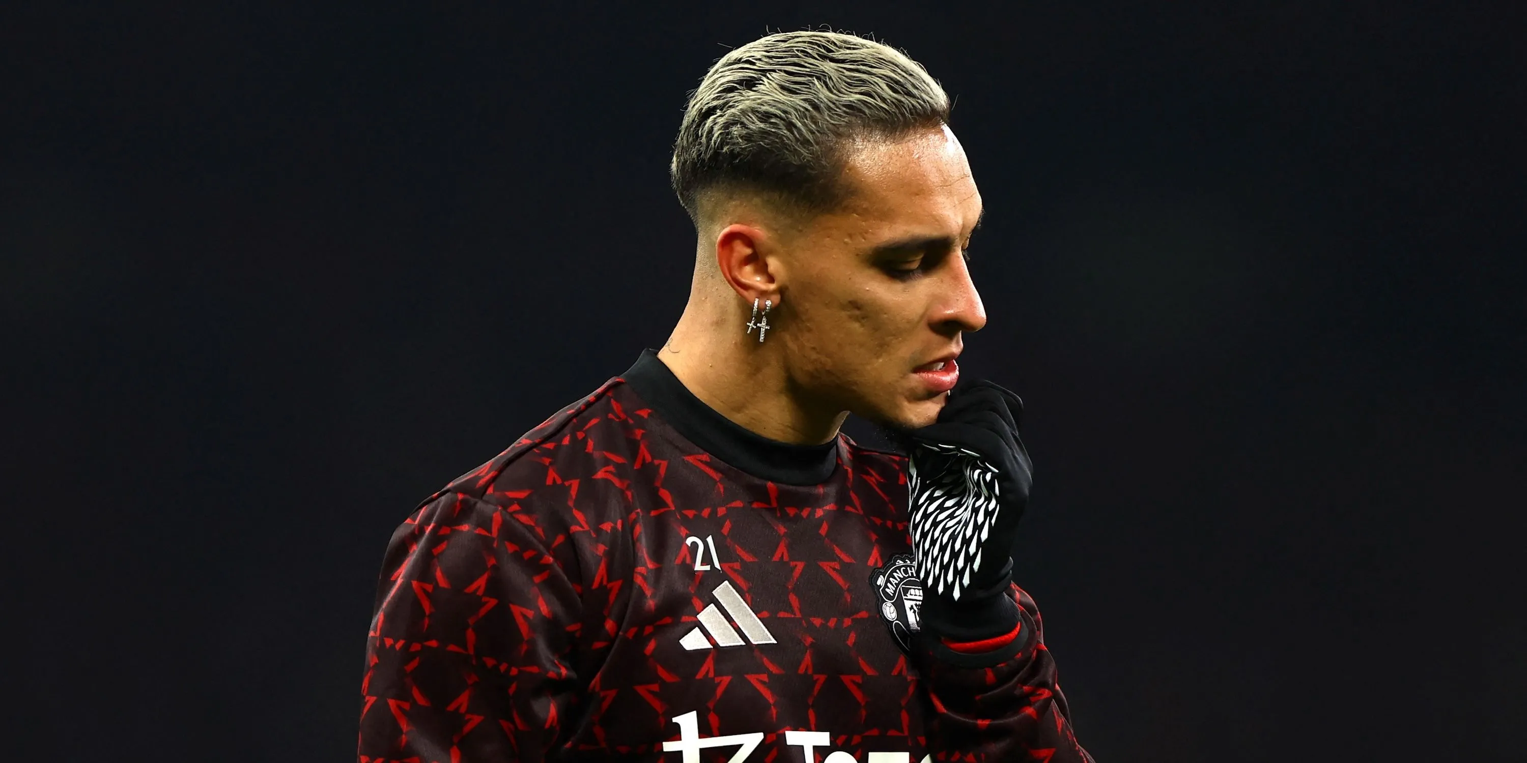 Antony khởi động trước trận đấu cho Manchester United tại Old Trafford