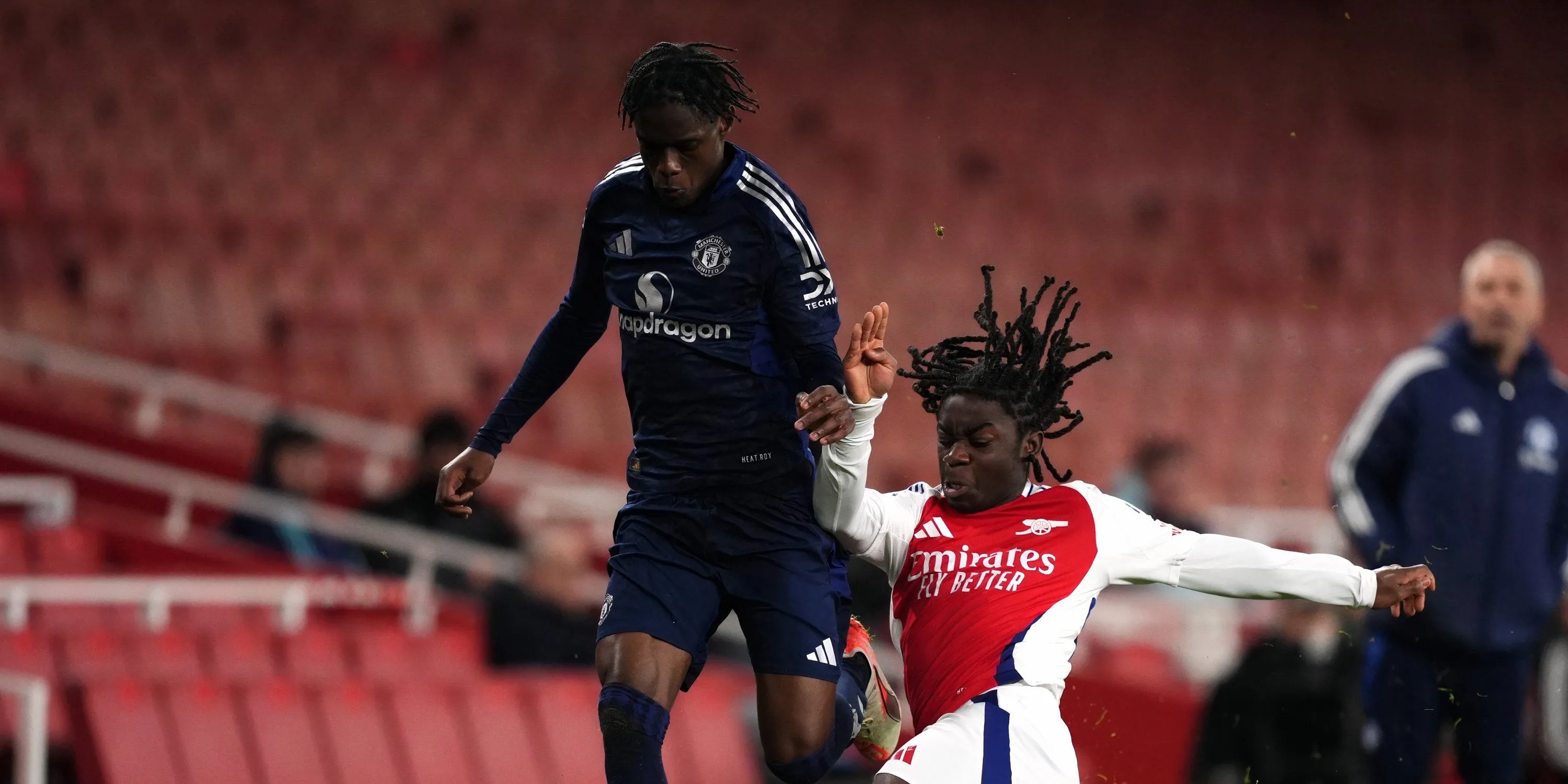 Bendito Mantato thi đấu cho đội trẻ Manchester United trong một trận đấu tại học viện