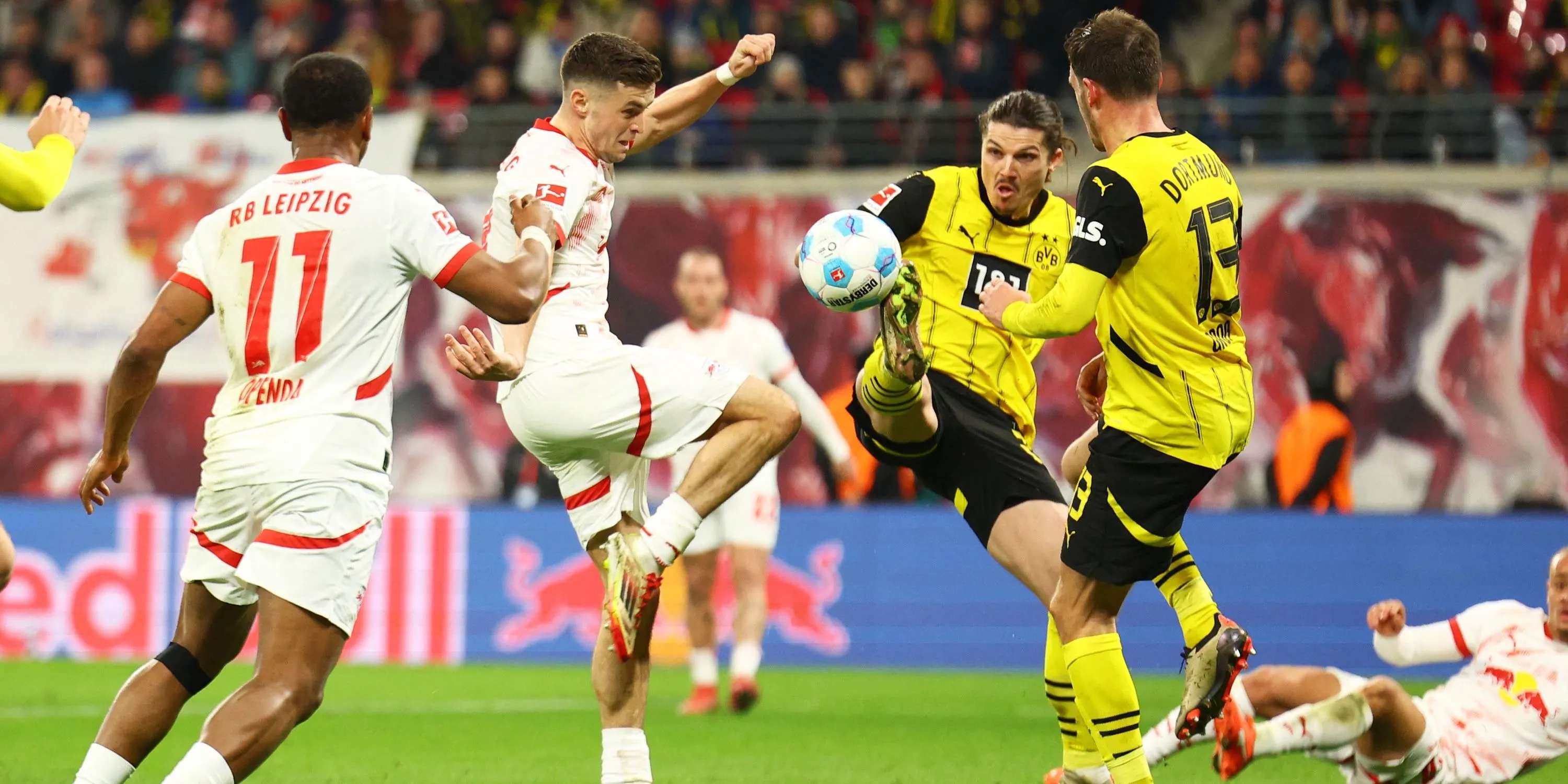 Benjamin Sesko tiền đạo RB Leipzig trong một pha tranh chấp với Marcel Sabitzer và Pascal Gross của Borussia Dortmund