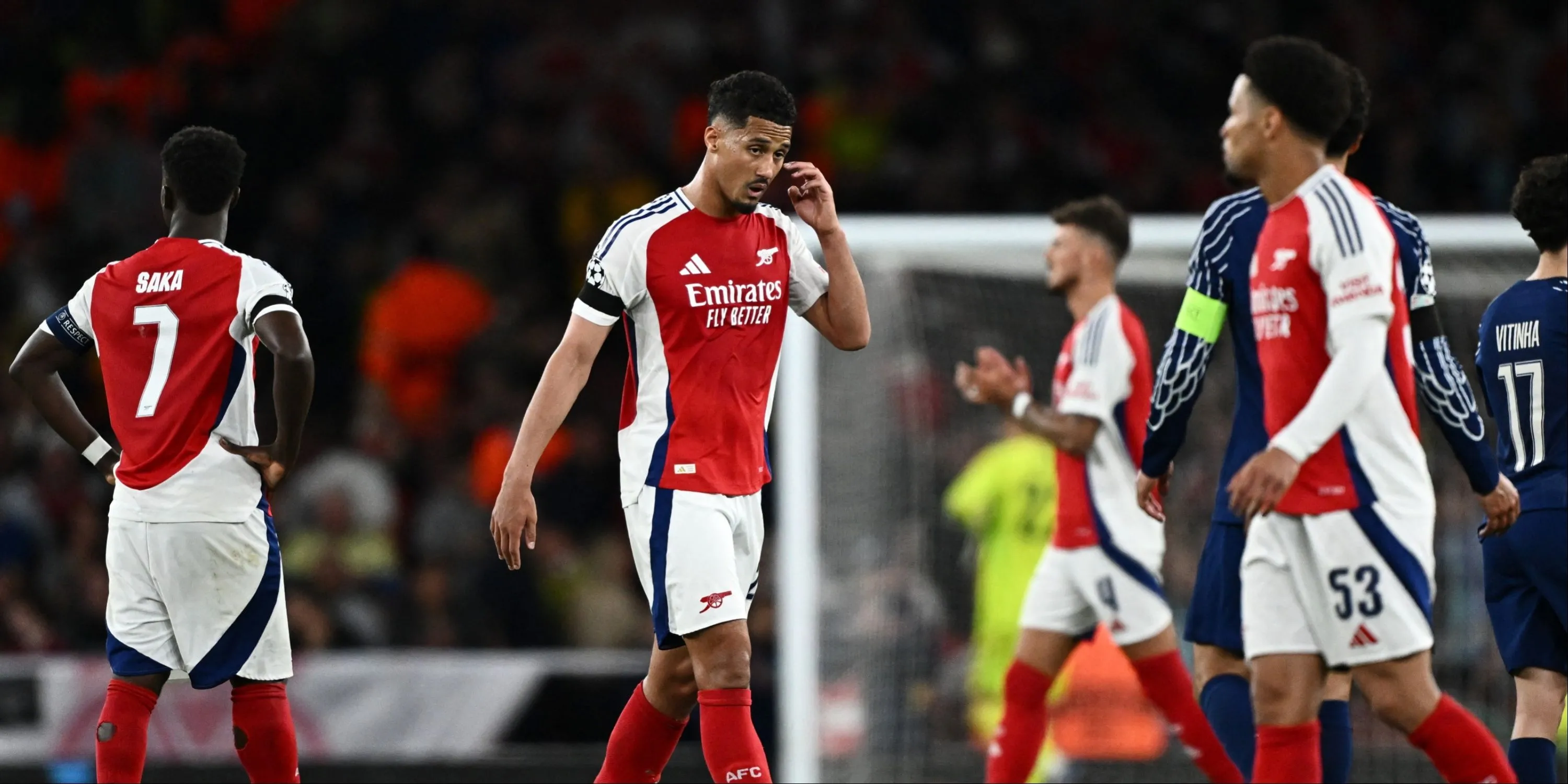 Bukayo Saka và William Saliba trong màu áo Arsenal, Pháo thủ cần thêm phương án tấn công khi Saka chấn thương