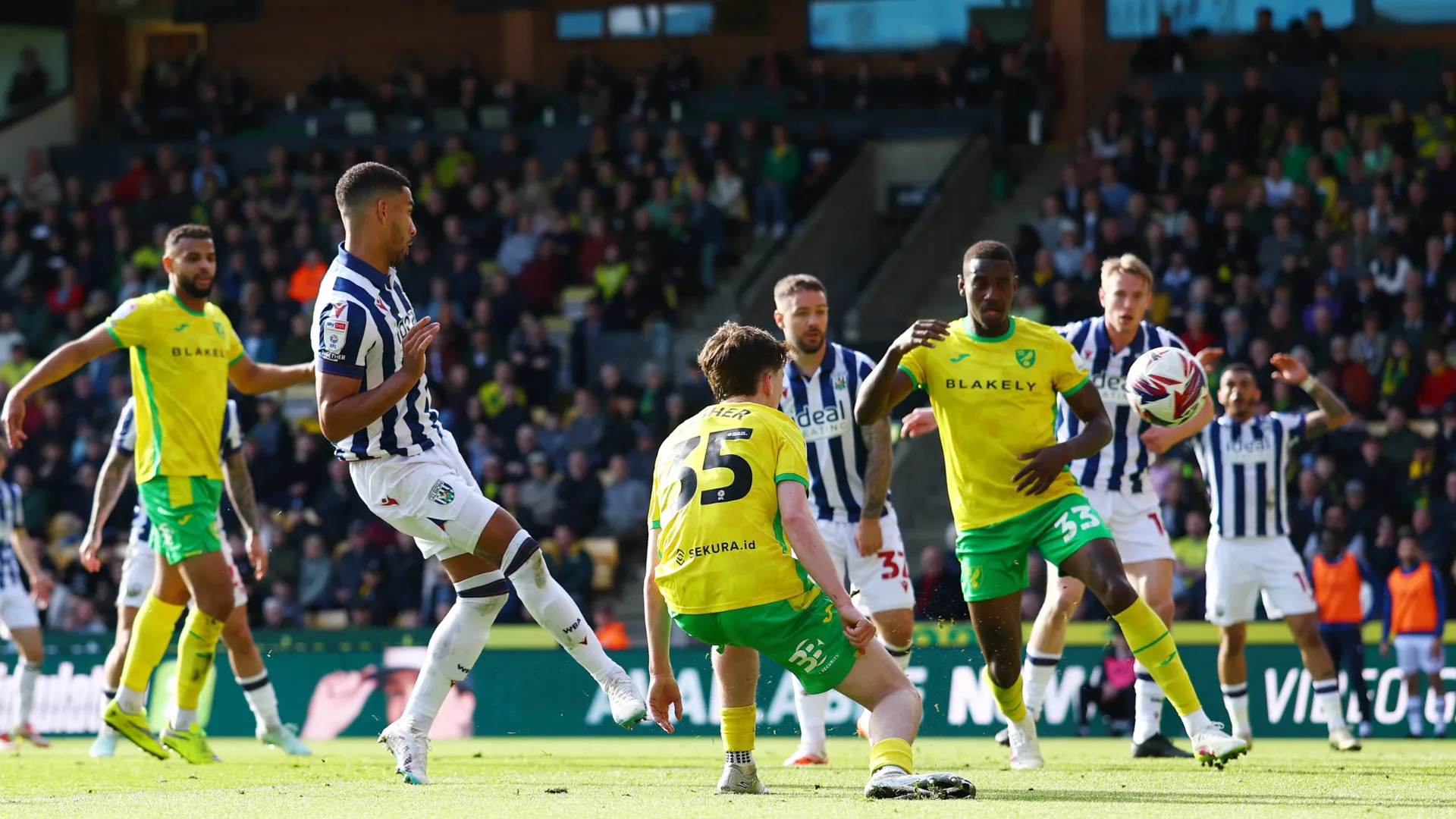 Cầu thủ Norwich City thi đấu tại giải Hạng Nhất Anh (Championship)