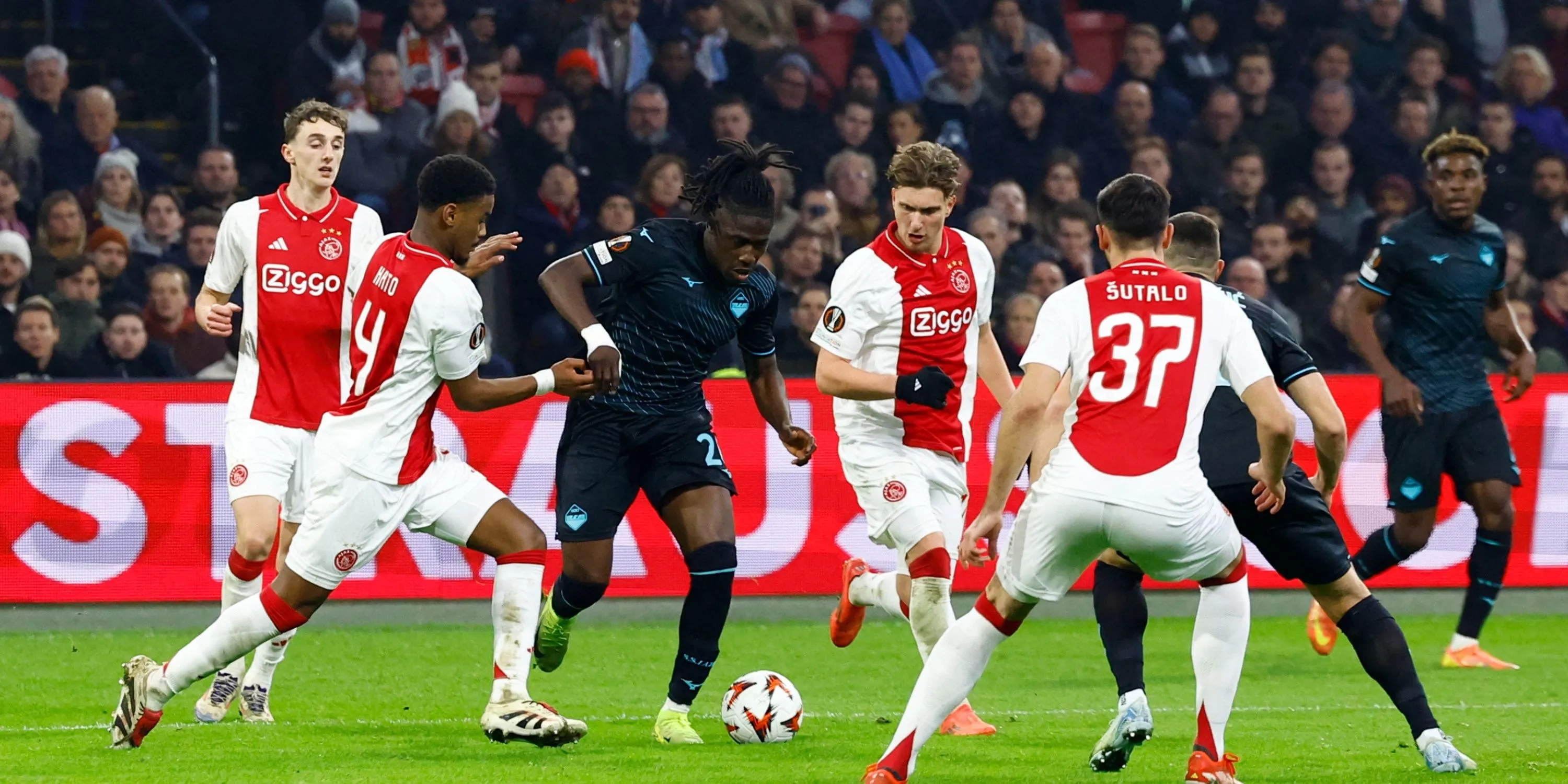 Chelsea cũng đang theo dõi các tài năng trẻ như Jorrel Hato của Ajax