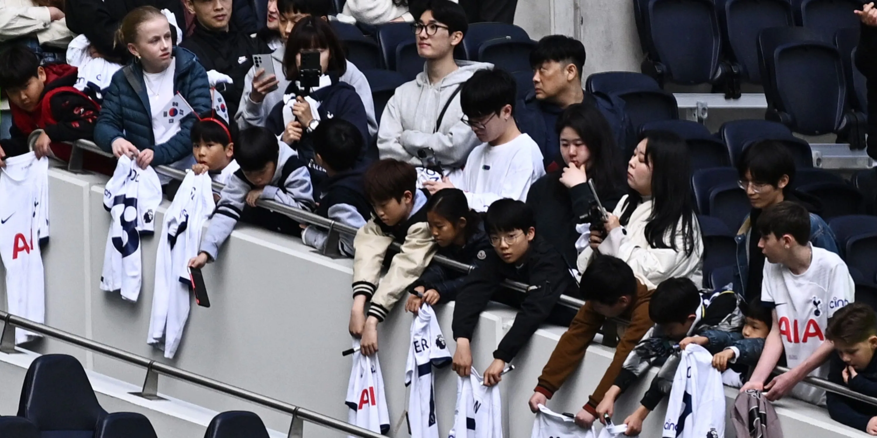 Cổ động viên Tottenham thể hiện sự ủng hộ cuồng nhiệt cho đội bóng