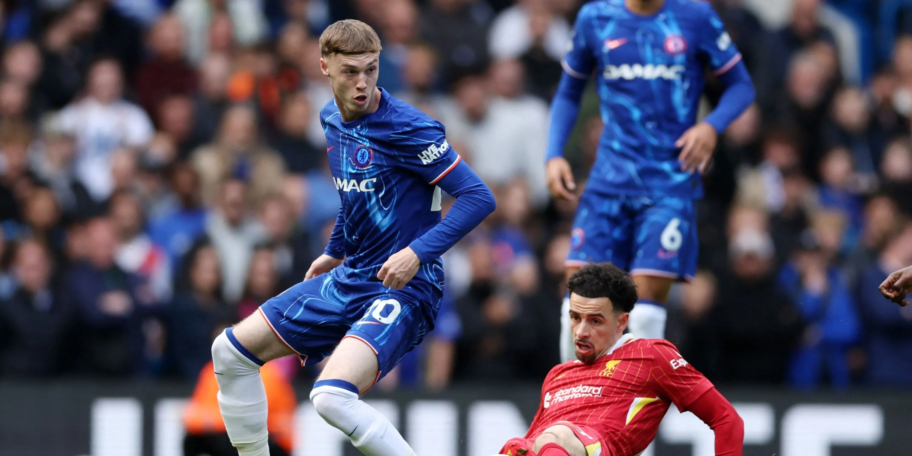Cole Palmer của Chelsea tranh bóng quyết liệt với Curtis Jones của Liverpool tại Stamford Bridge