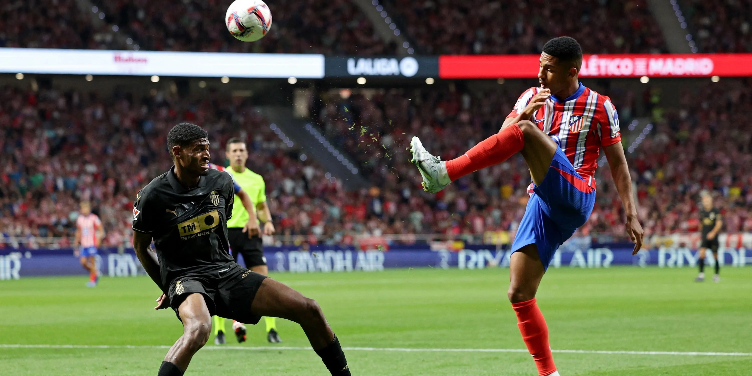 Cristhian Mosquera (Valencia) tranh chấp bóng quyết liệt với Samuel Lino (Atletico Madrid) tại La Liga