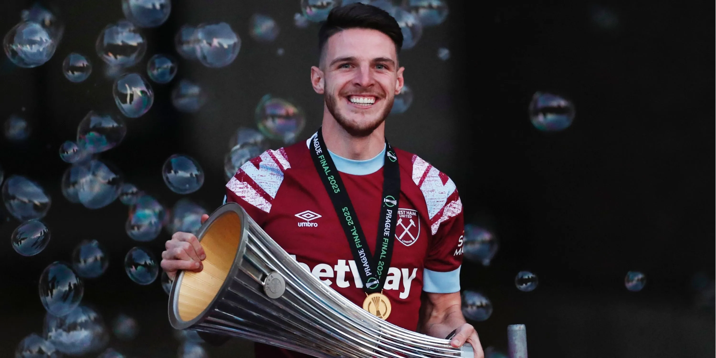 Declan Rice ăn mừng cùng đồng đội trong màu áo West Ham