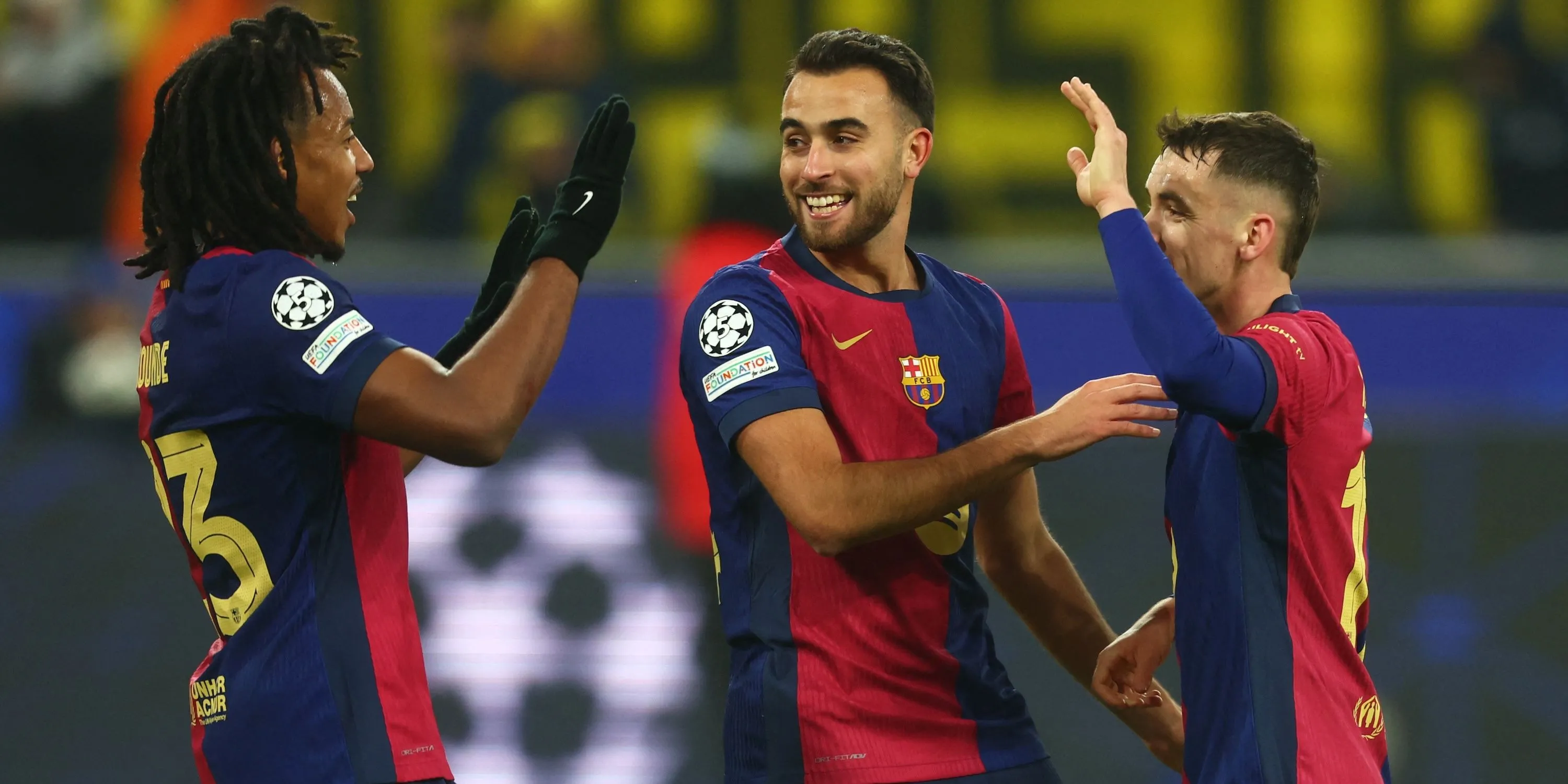 Eric Garcia (phải) ăn mừng cùng đồng đội Jules Kounde tại Barcelona