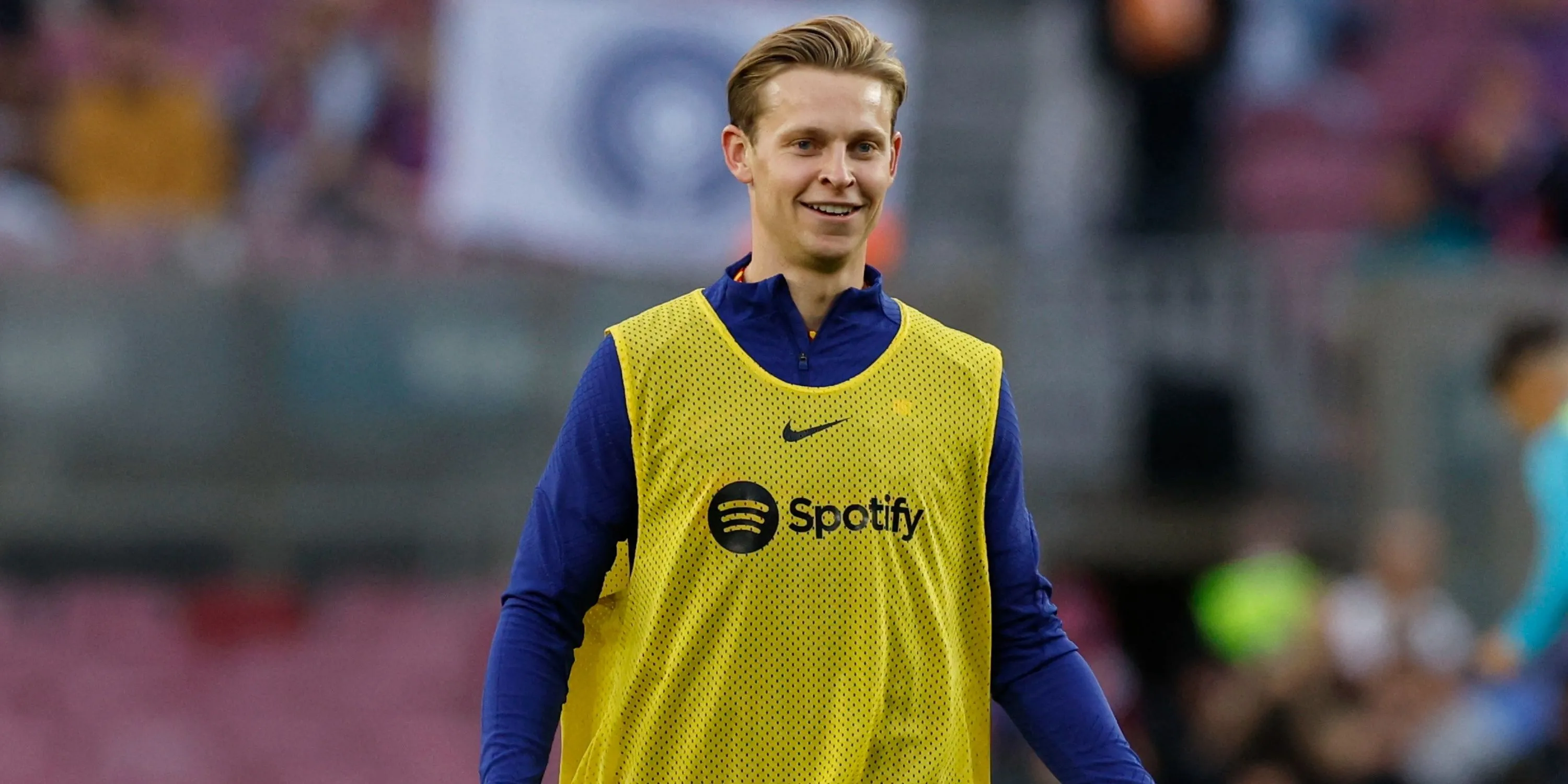 Frenkie de Jong trong màu áo Barcelona đang là mục tiêu của Man City