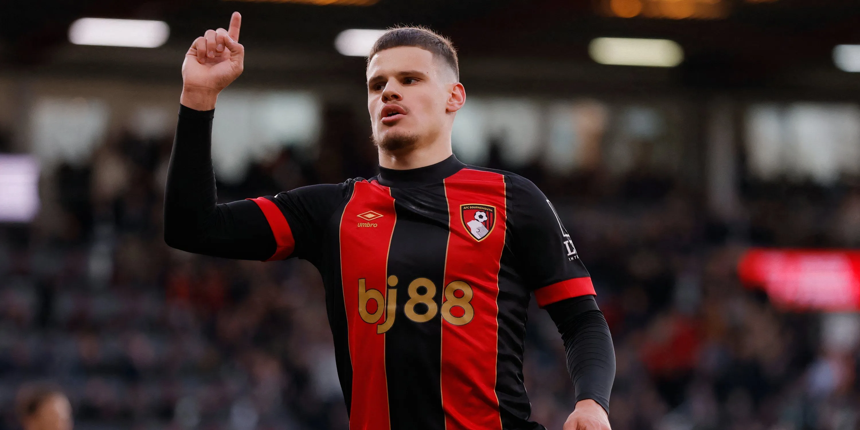 Hậu vệ trái Milos Kerkez của Bournemouth trong một pha tranh chấp