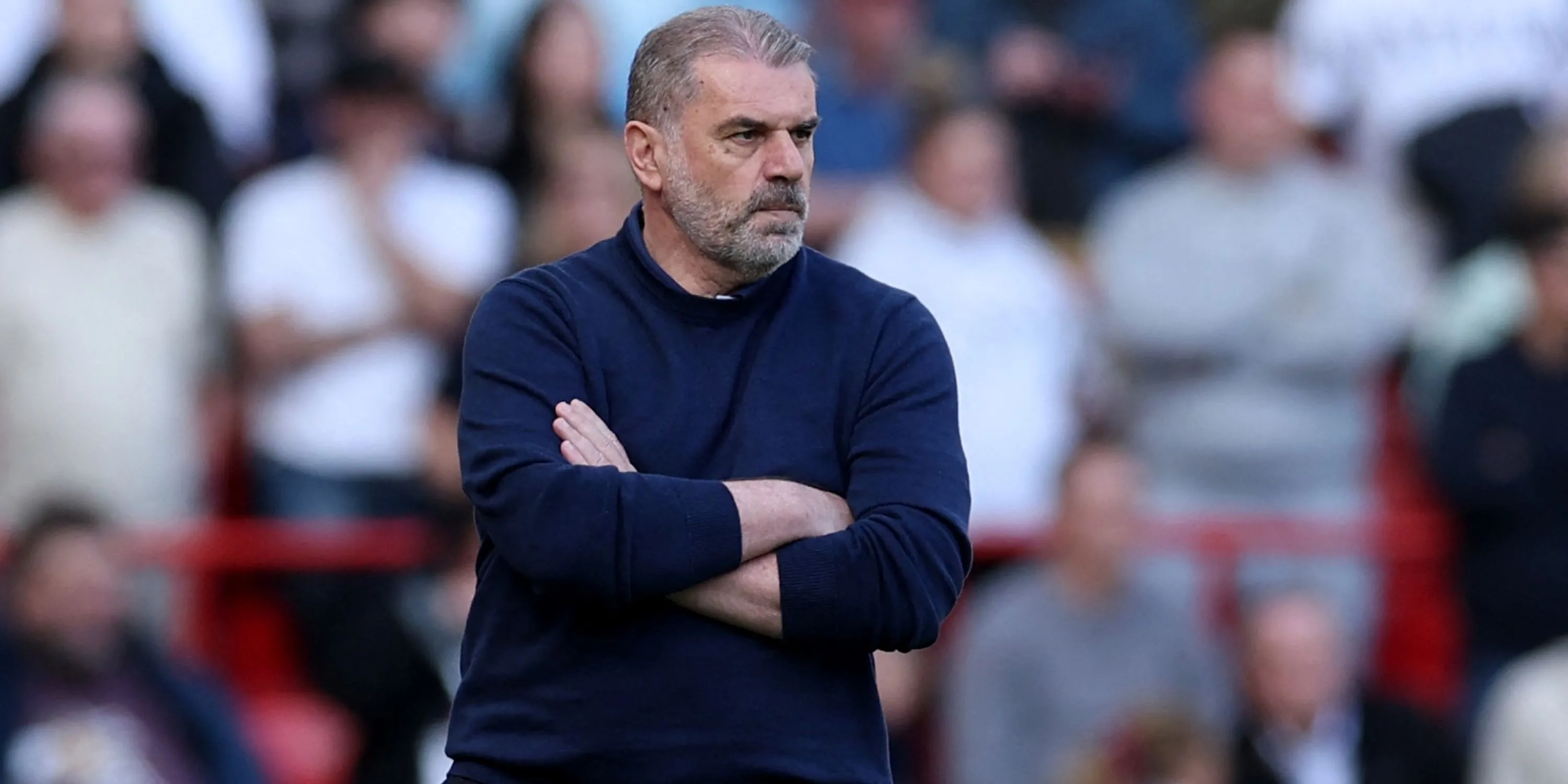 HLV Ange Postecoglou trầm ngâm theo dõi trận đấu của Tottenham