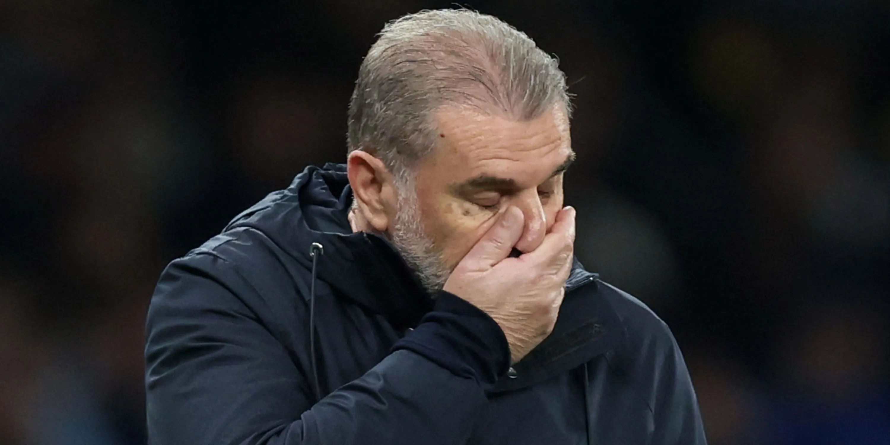 HLV Ange Postecoglou trầm ngâm trên đường biên trong một trận đấu của Tottenham tại Premier League