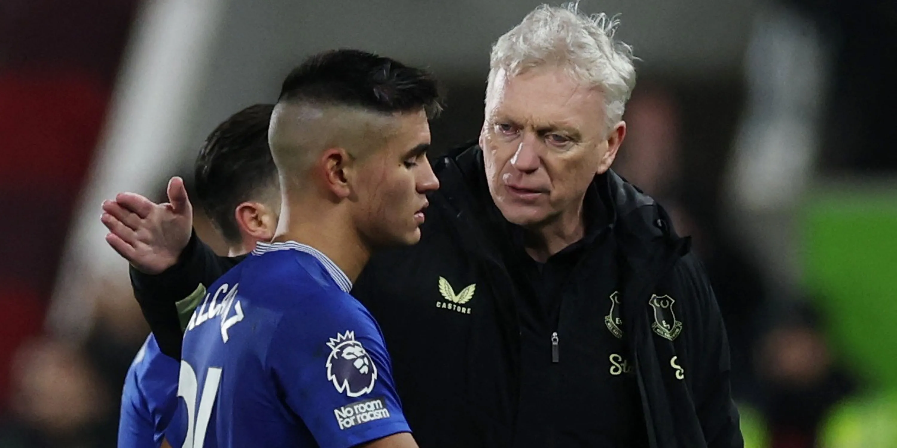 HLV David Moyes trao đổi cùng tiền vệ Carlos Alcaraz của Everton trên sân tập