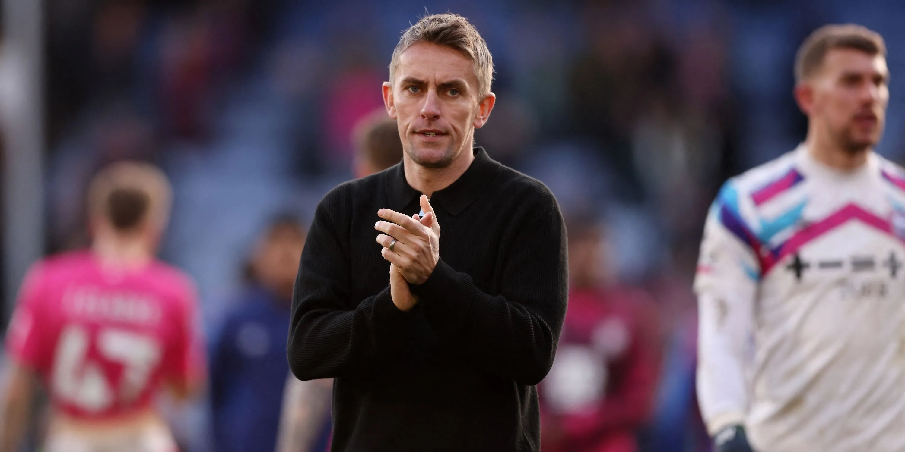 HLV Kieran McKenna của Ipswich Town trên đường biên
