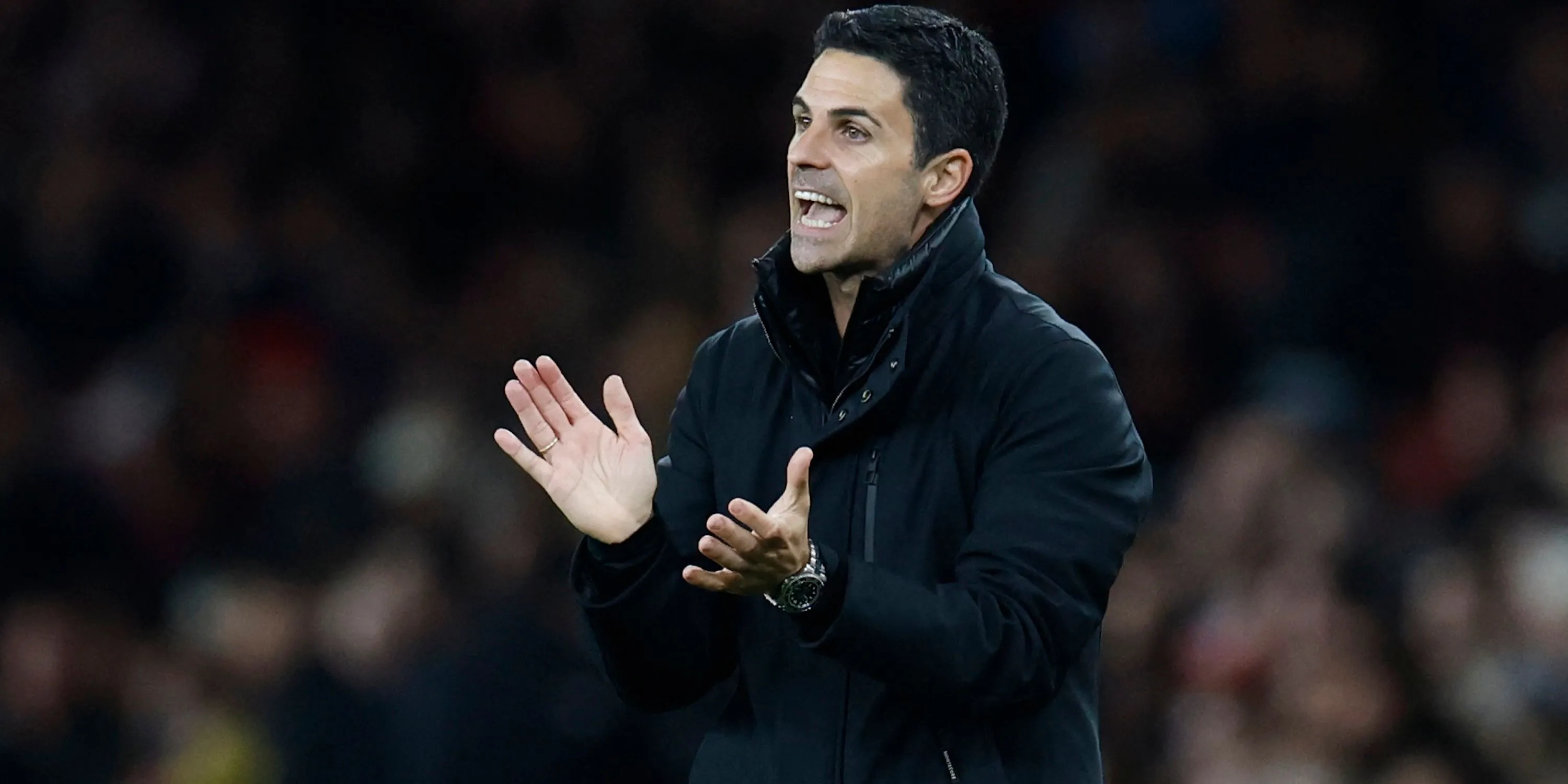 HLV Mikel Arteta chỉ đạo chiến thuật cho Arsenal bên đường biên