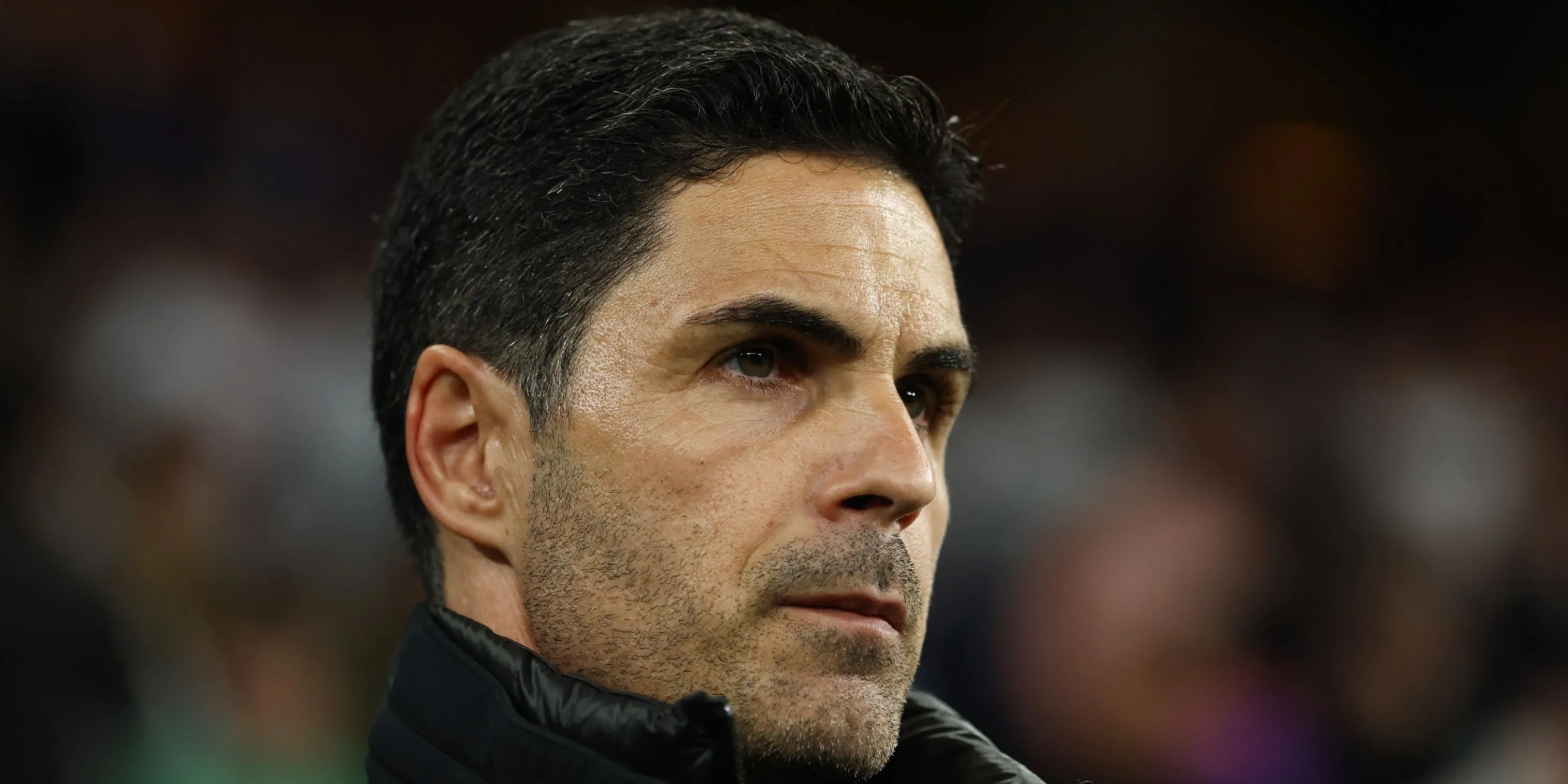 HLV Mikel Arteta chỉ đạo chiến thuật cho Arsenal tại Ngoại hạng Anh