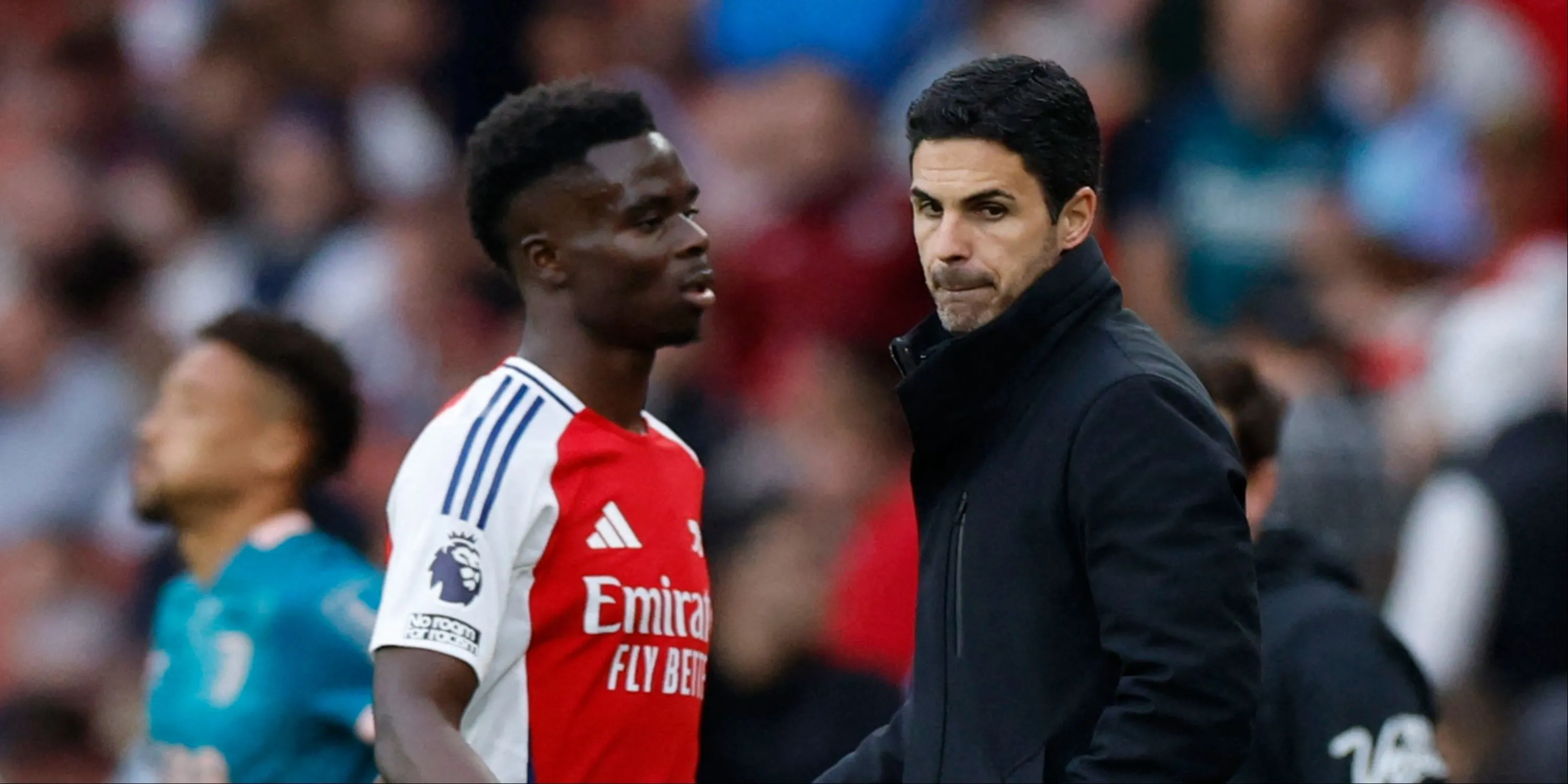 HLV Mikel Arteta đang trao đổi chiến thuật với Bukayo Saka bên đường biên