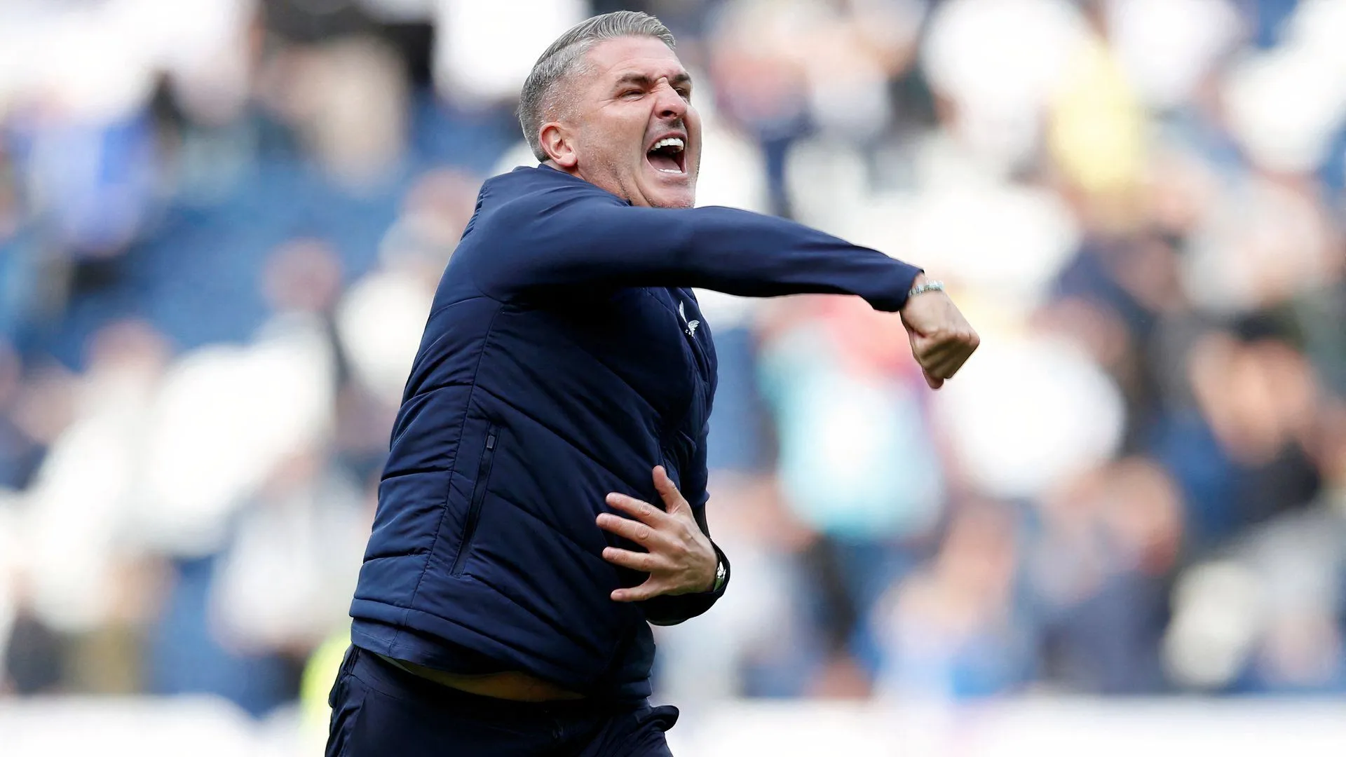 HLV Ryan Lowe trong thời gian dẫn dắt Preston North End, người được kỳ vọng áp dụng sơ đồ mới tại Wigan Athletic