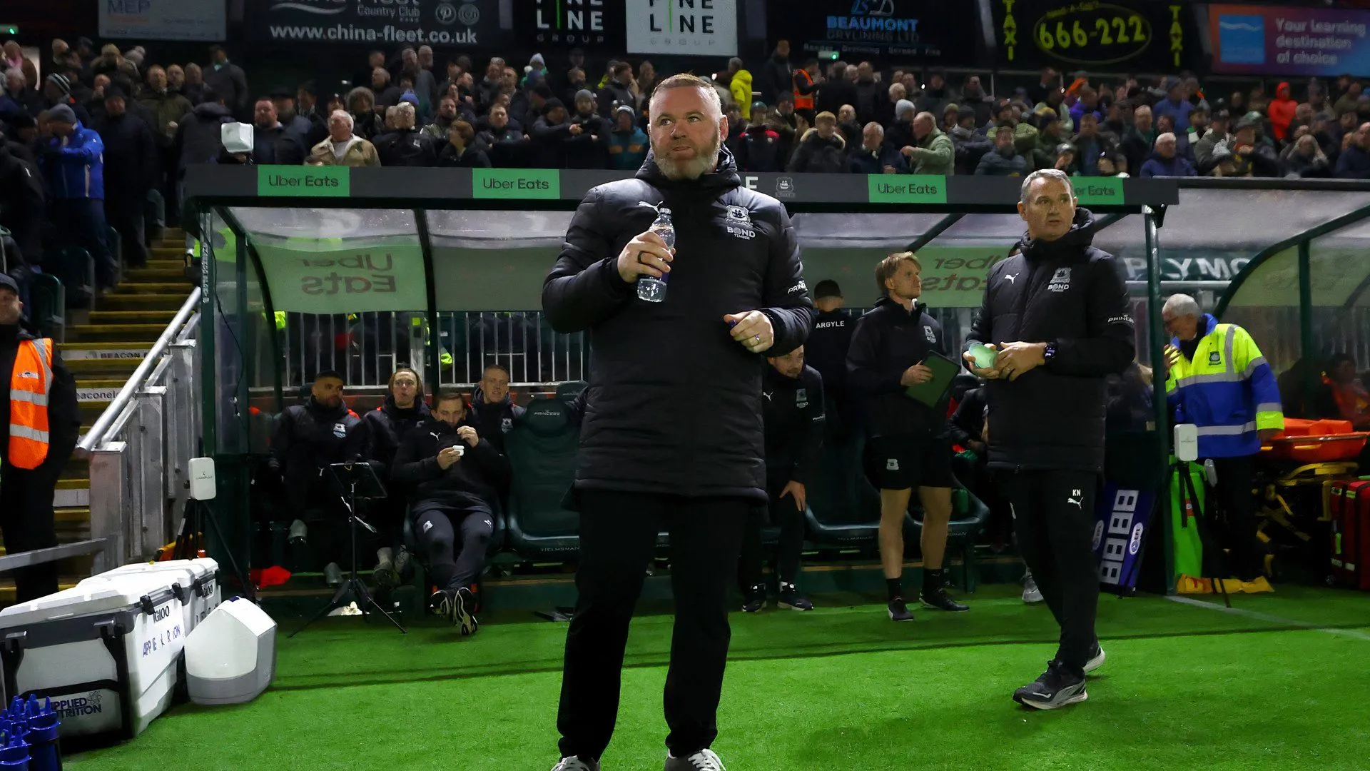 HLV Wayne Rooney chỉ đạo tại Plymouth Argyle
