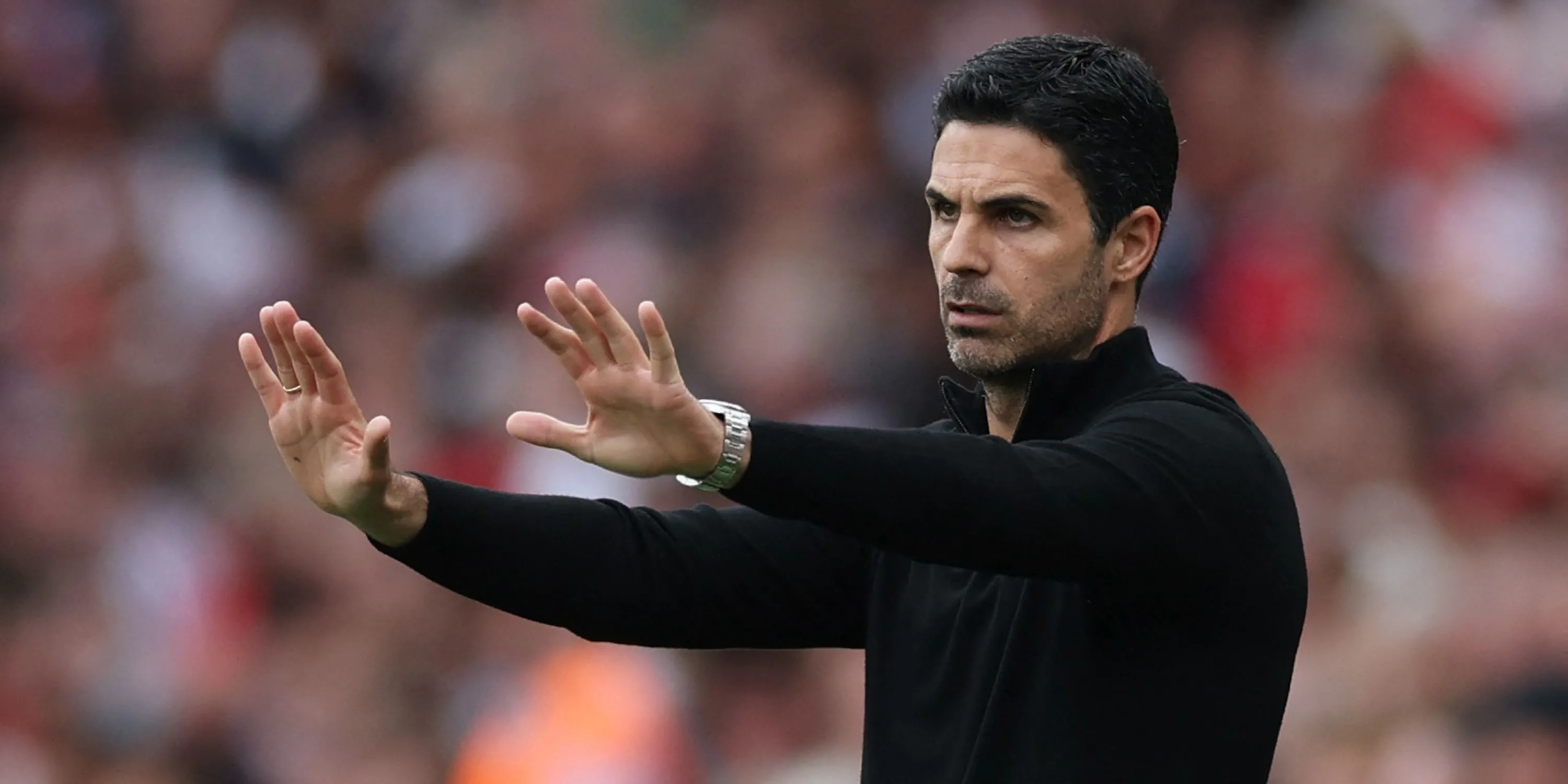 Huấn luyện viên Mikel Arteta phản ứng bên đường biên trong trận đấu của Arsenal