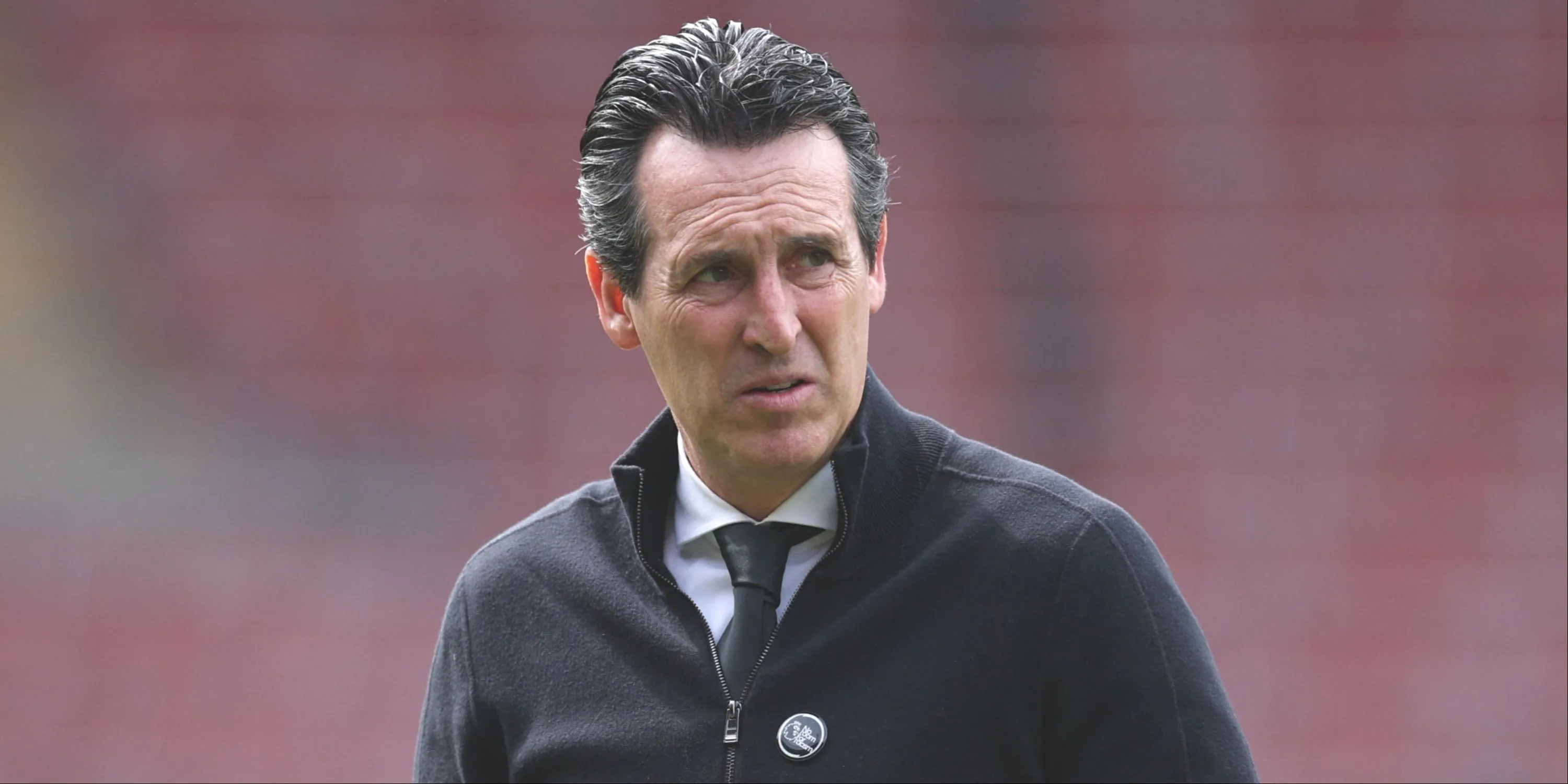 Huấn luyện viên Unai Emery của Aston Villa đang chỉ đạo chiến thuật