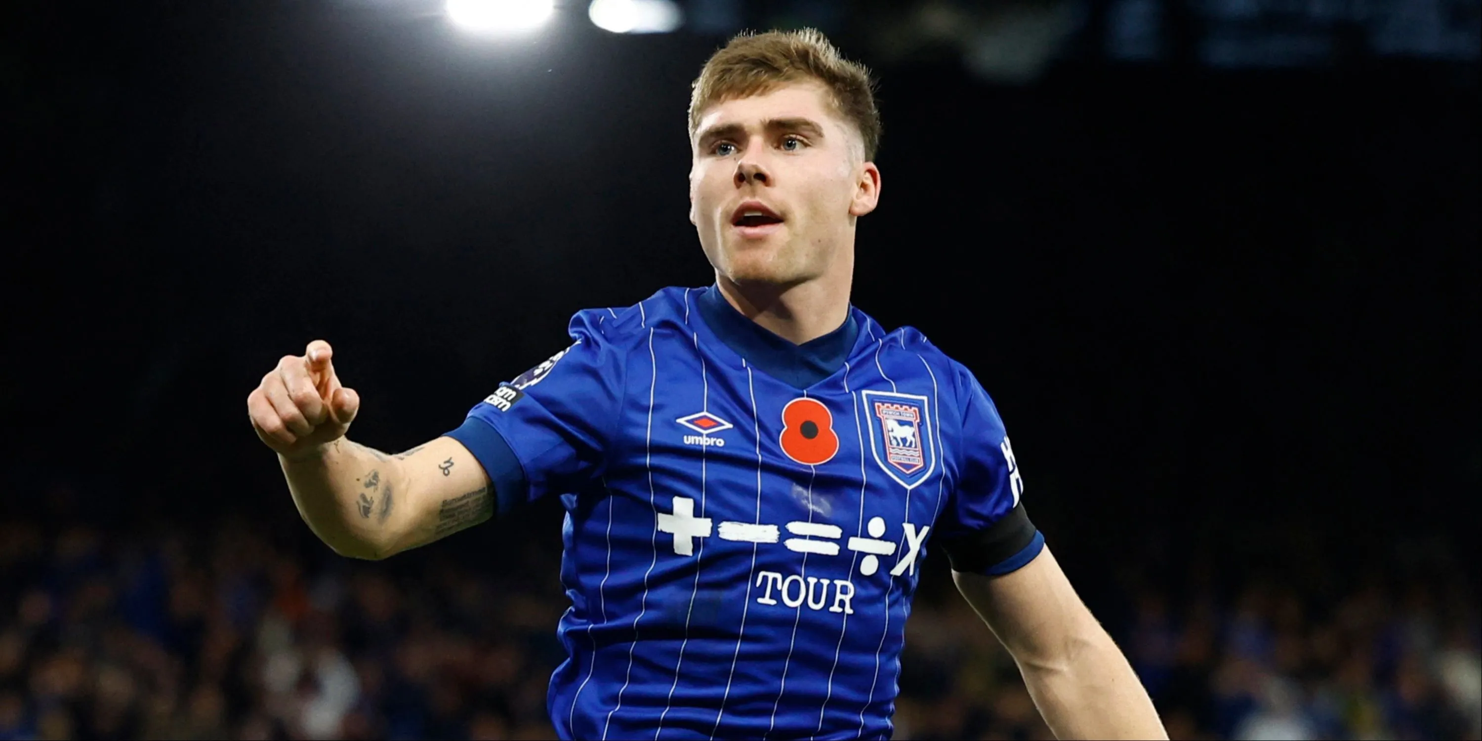 Leif Davis thi đấu năng nổ trong màu áo Ipswich Town