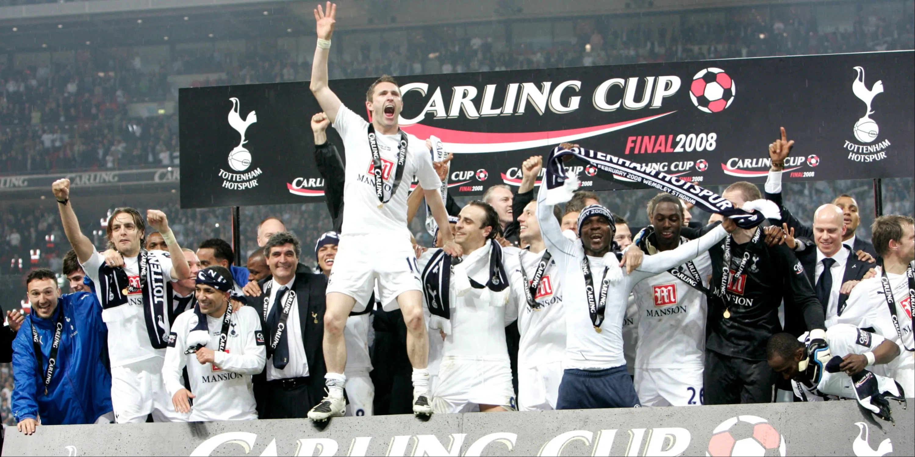 Logo Tottenham Hotspur trên nền áo đấu sân nhà