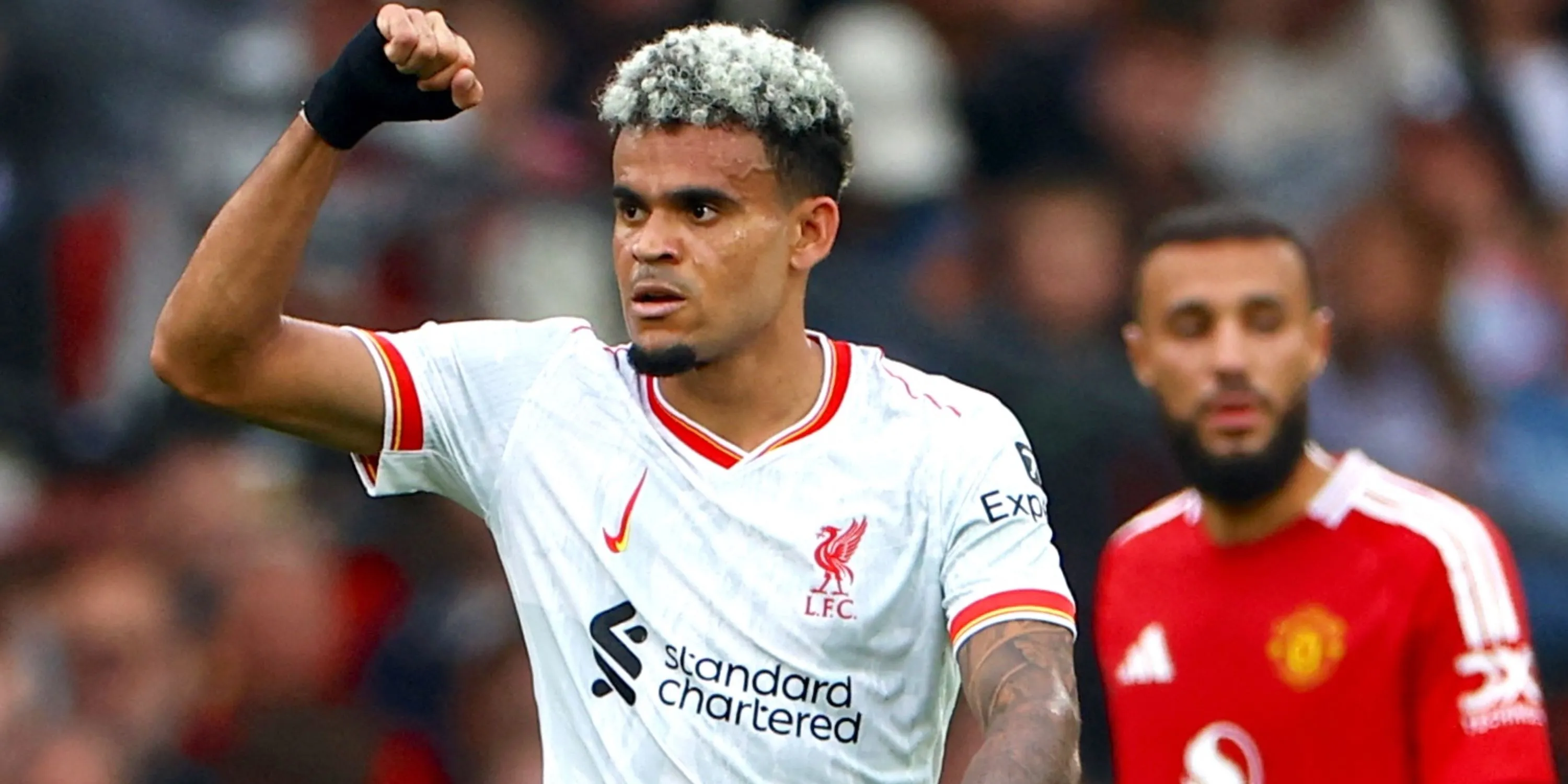 Luis Diaz của Liverpool trong một pha tranh chấp bóng với cầu thủ Manchester United