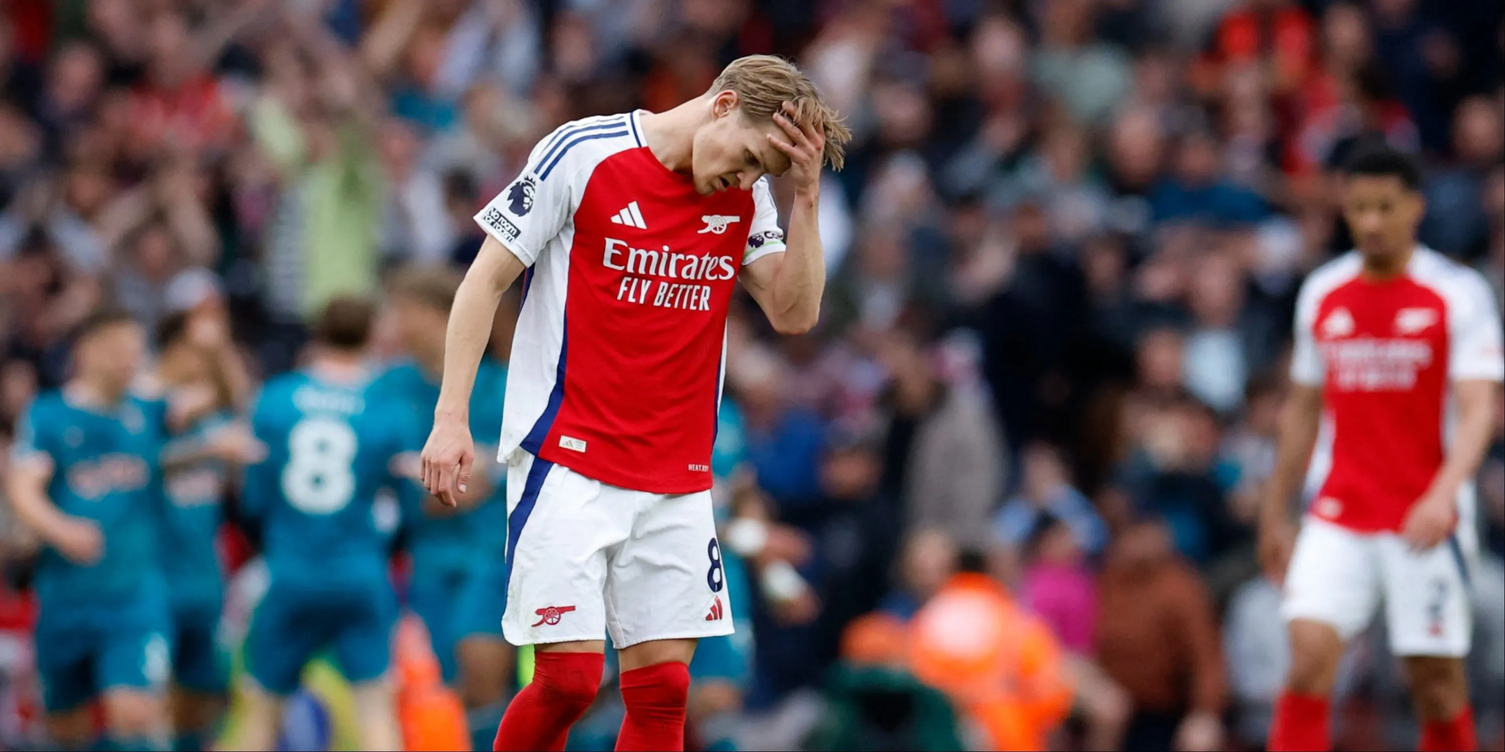 Martin Odegaard trông thất vọng trong màu áo Arsenal