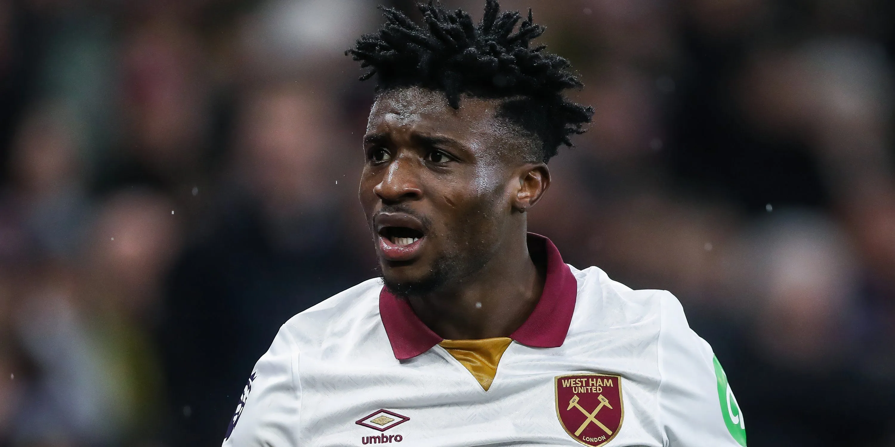 Mohamed Kudus rê bóng trong màu áo West Ham United tại Ngoại hạng Anh