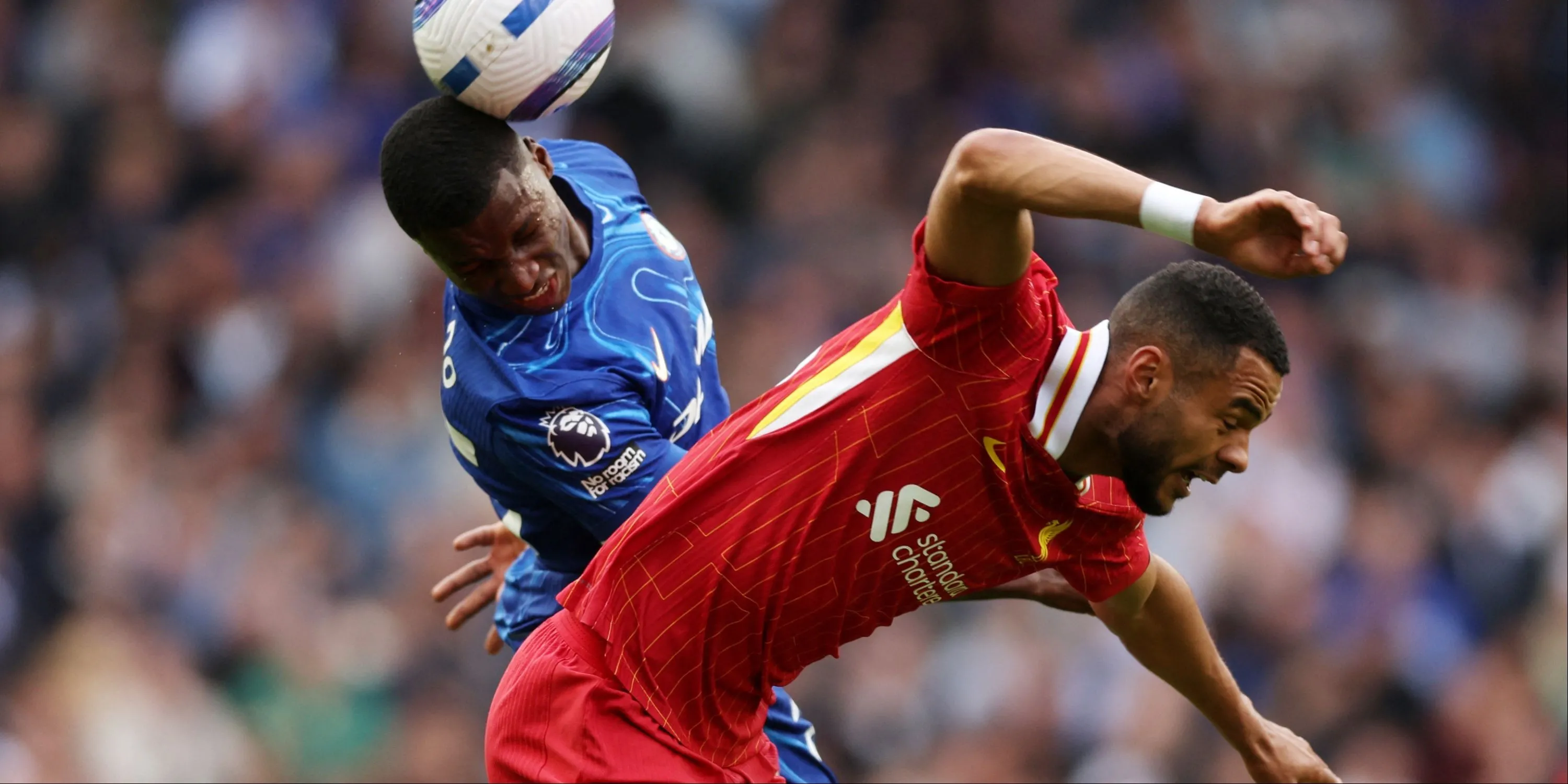 Moises Caicedo (Chelsea) tranh chấp quyết liệt với Cody Gakpo trong trận đấu với Liverpool.