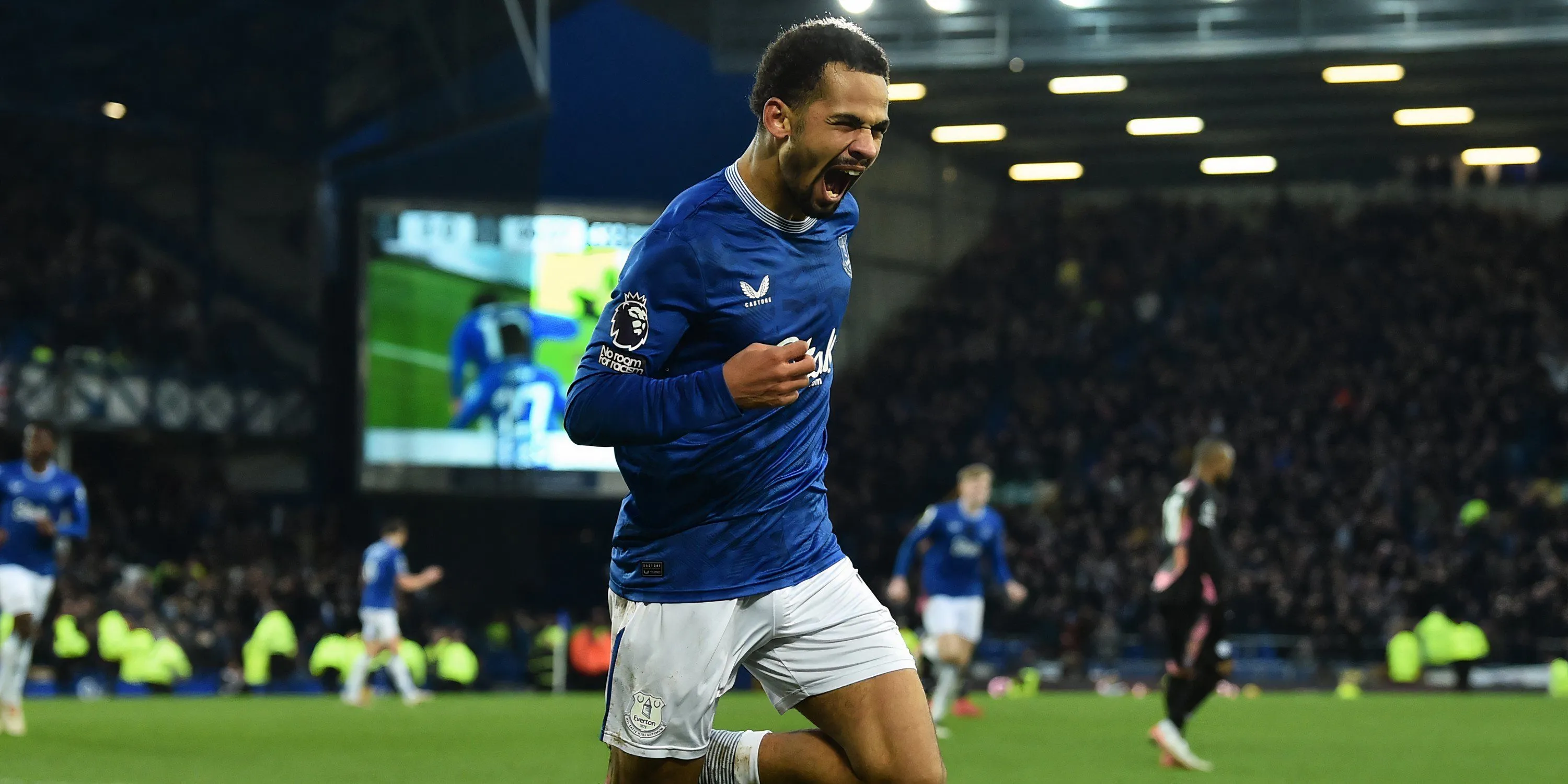 Ngôi sao Everton Iliman Ndiaye đi bóng trong trận đấu