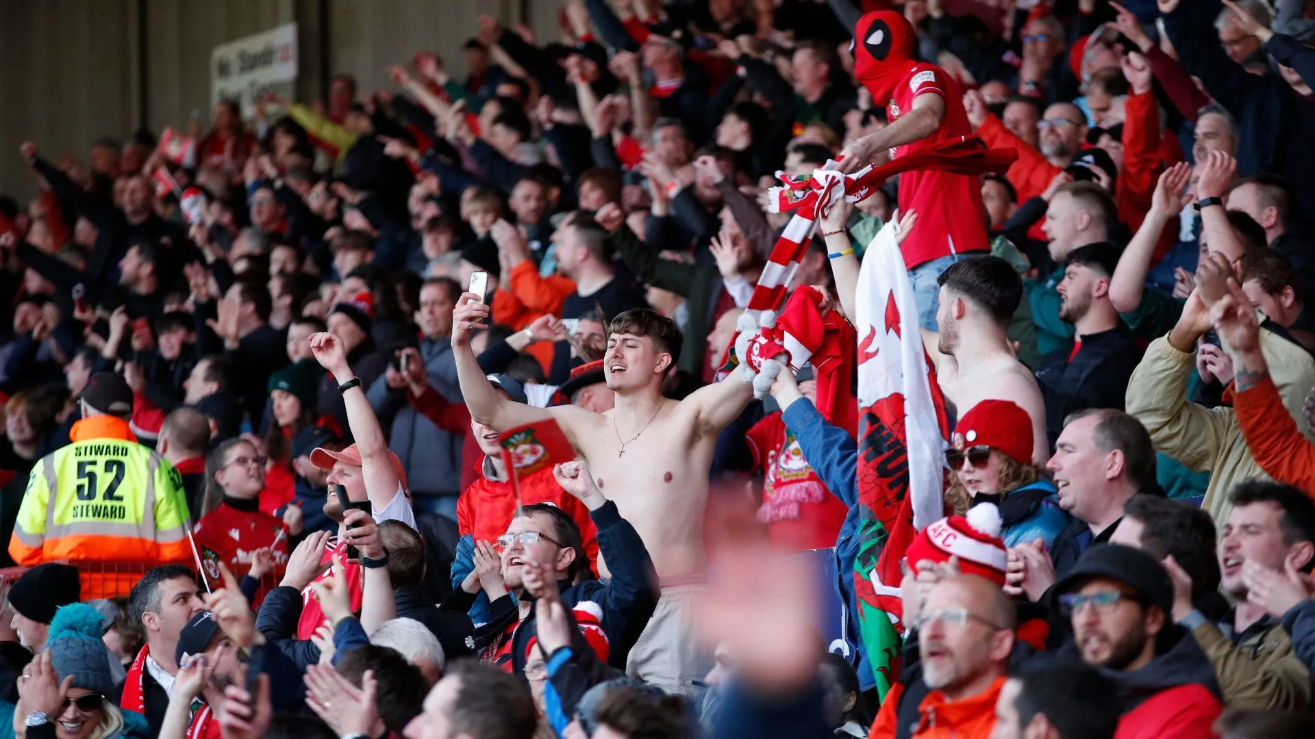 Người hâm mộ Wrexham ăn mừng thành công của câu lạc bộ