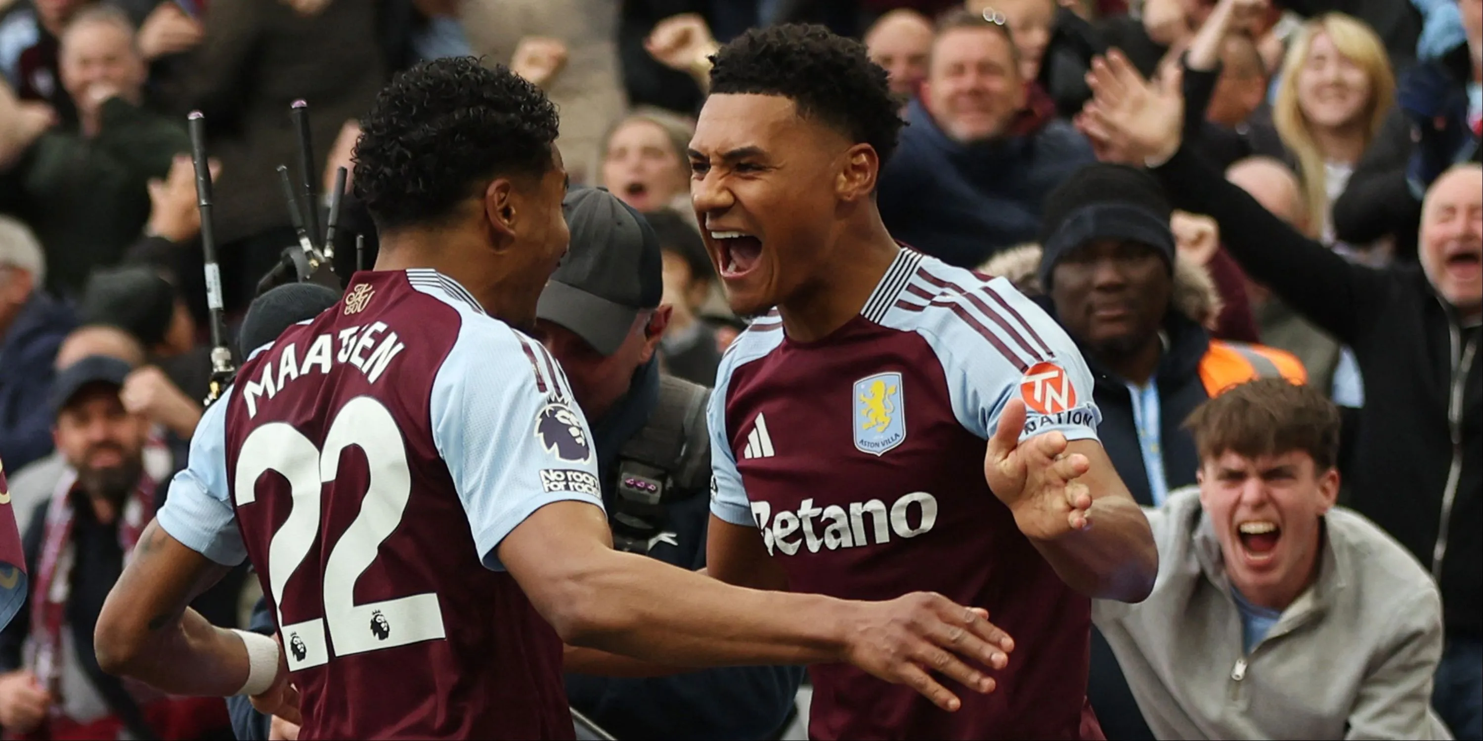 Ollie Watkins (phải) có thể là mục tiêu chuyển nhượng của Chelsea hè này