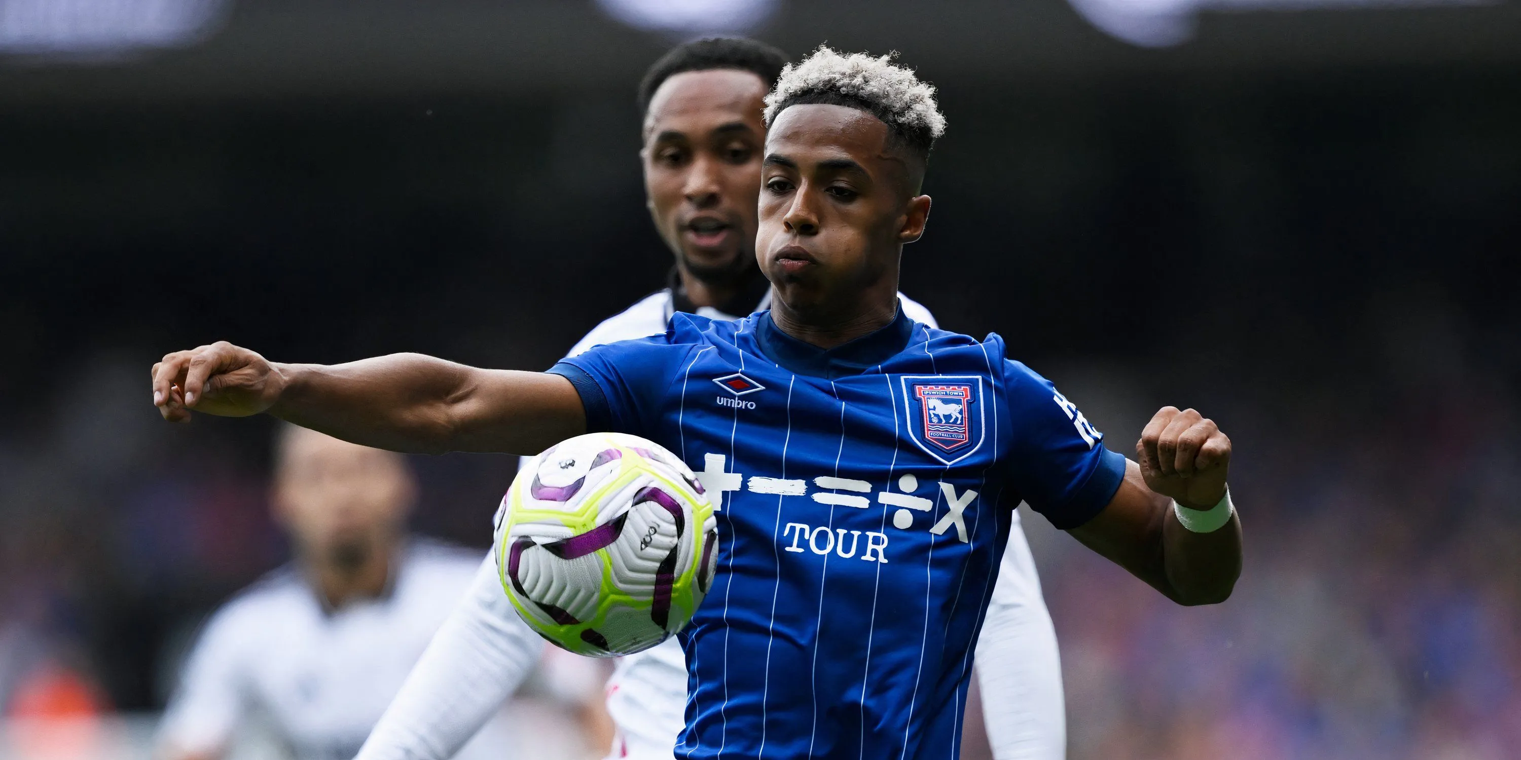 Omari Hutchinson ăn mừng bàn thắng cho Ipswich Town