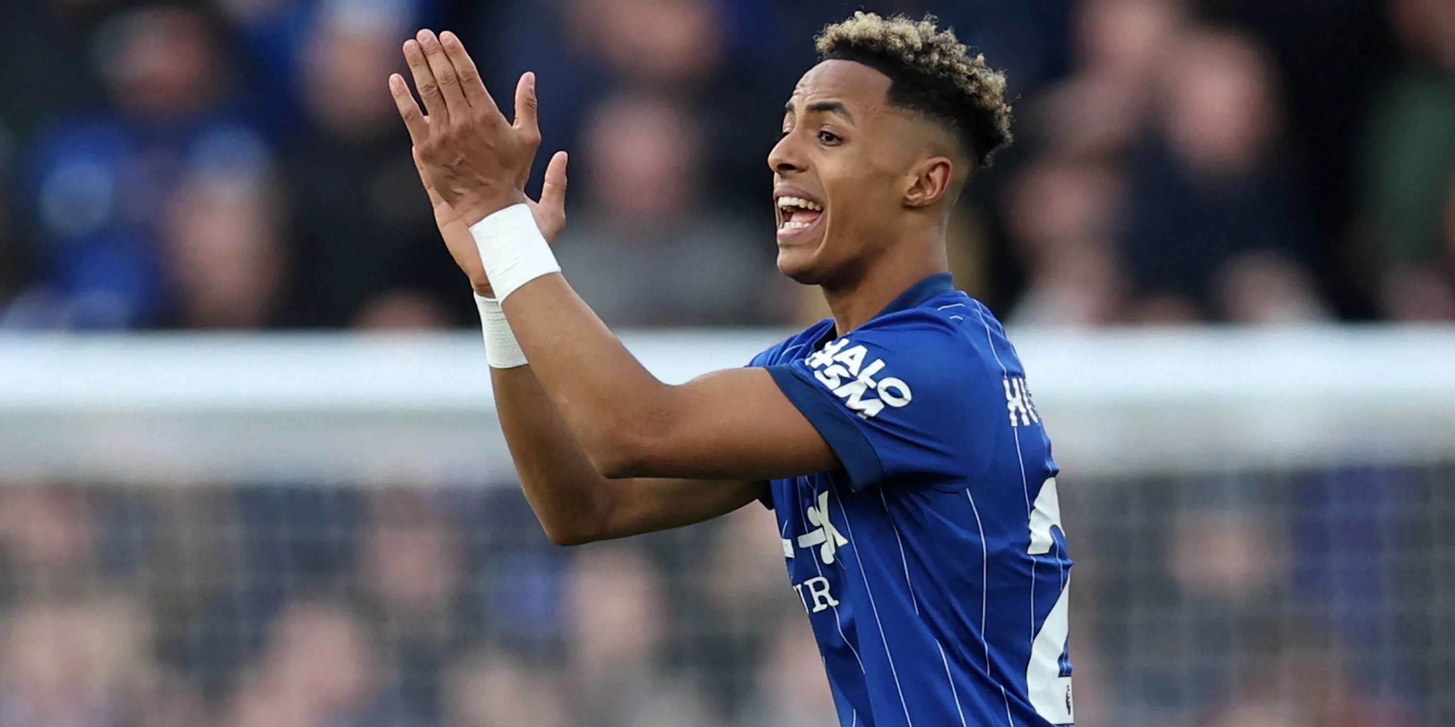 Omari Hutchinson của Ipswich Town thể hiện sự thất vọng sau một tình huống trên sân
