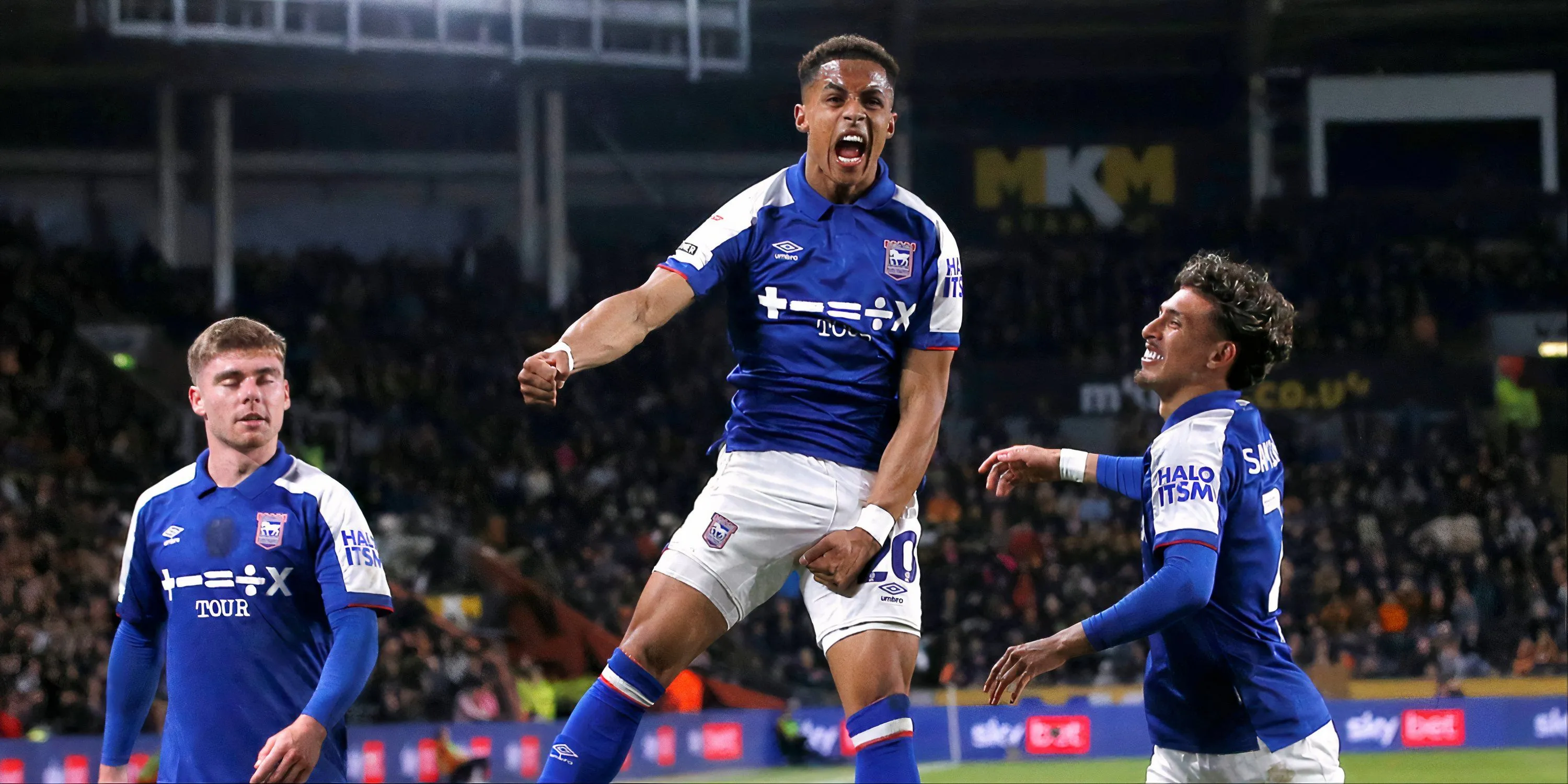 Omari Hutchinson cùng đồng đội Leif Davis và Sarmiento tại Ipswich Town.