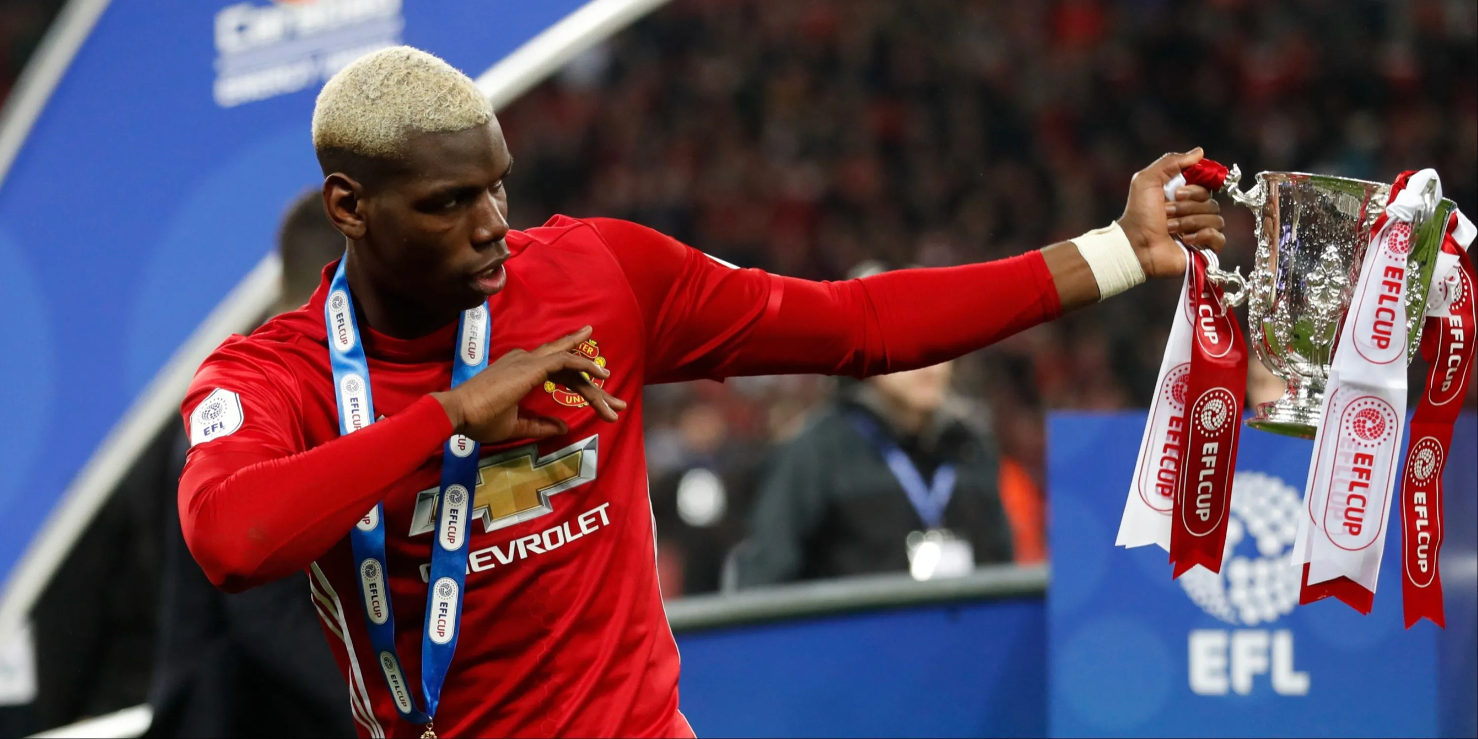 Paul Pogba ăn mừng cùng cúp Liên đoàn Anh trong màu áo Man United