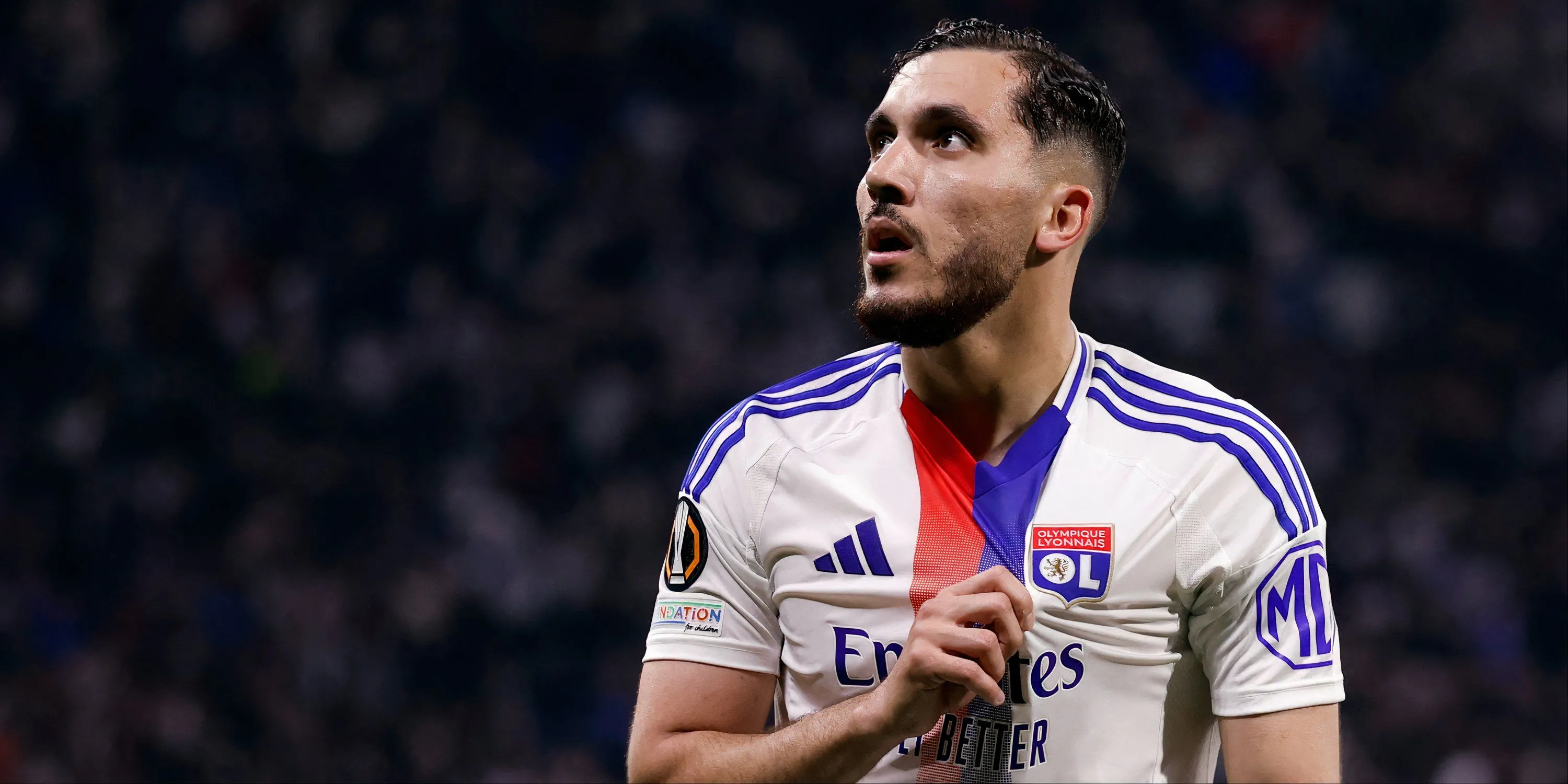 Rayan Cherki đi bóng trong màu áo Lyon đối đầu Man Utd