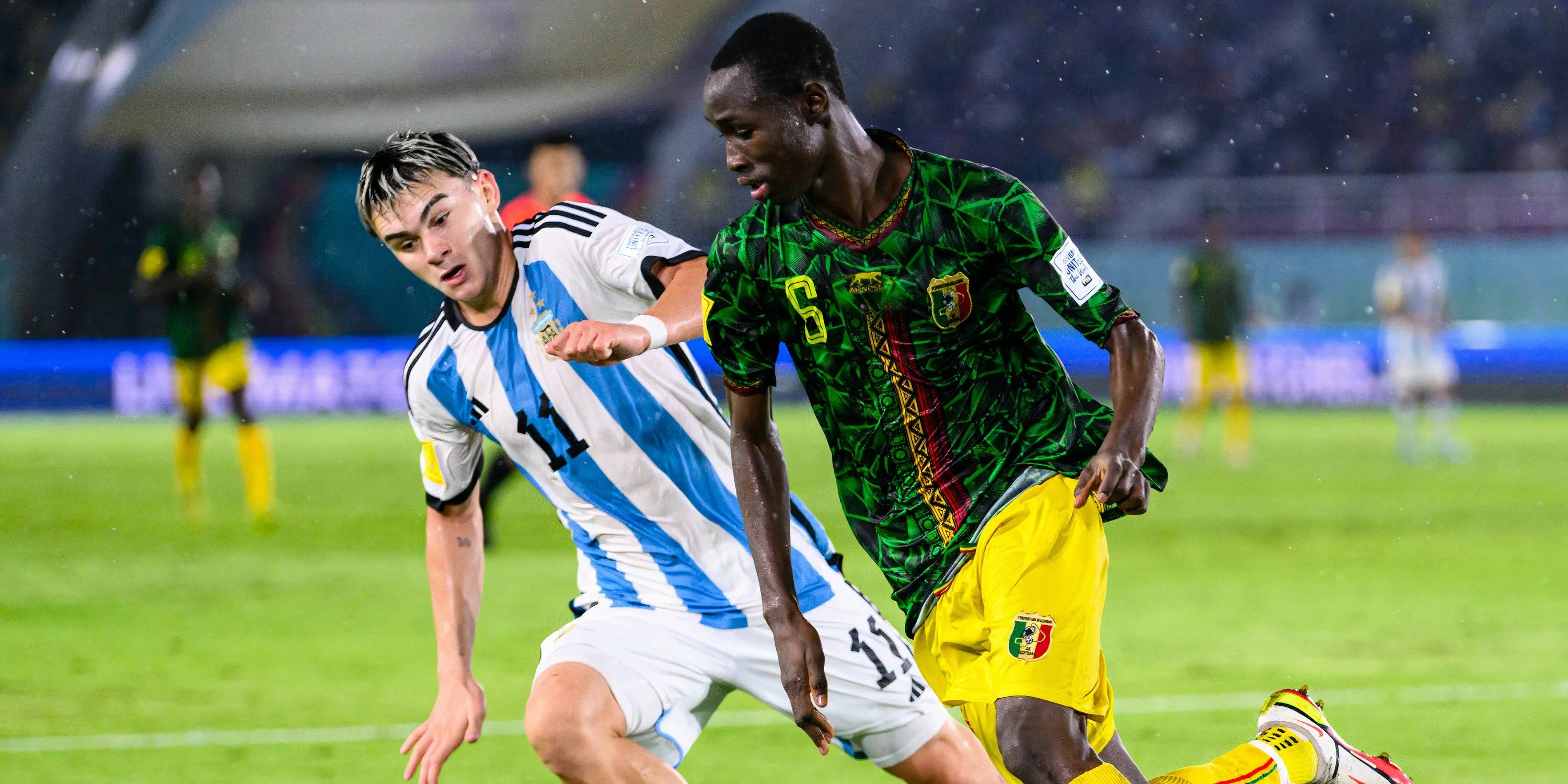 Sekou Kone trong màu áo đội tuyển U17 Mali đang thể hiện kỹ năng trên sân cỏ