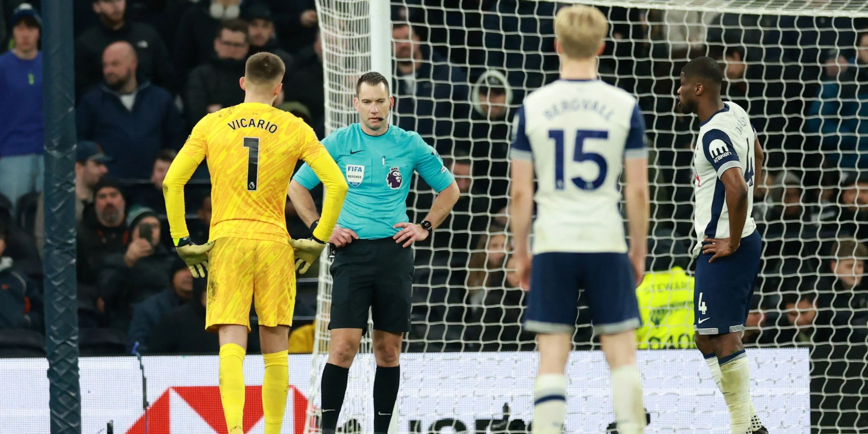 Thủ môn Guglielmo Vicario của Spurs trong một pha bóng