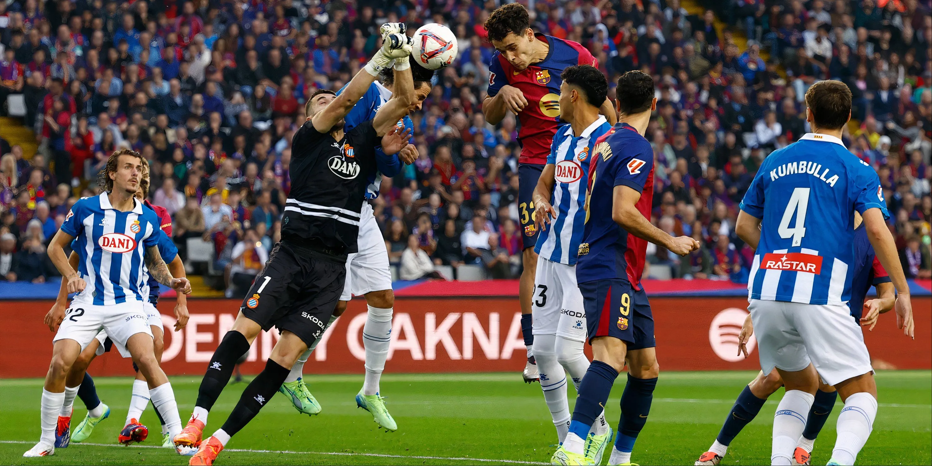Thủ môn Joan Garcia của Espanyol trong màu áo thi đấu