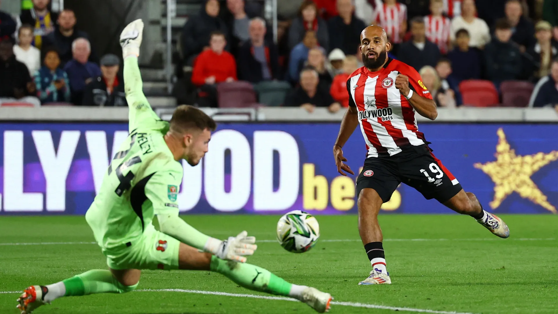 Thủ môn Joshua Keeley trong màu áo Leyton Orient