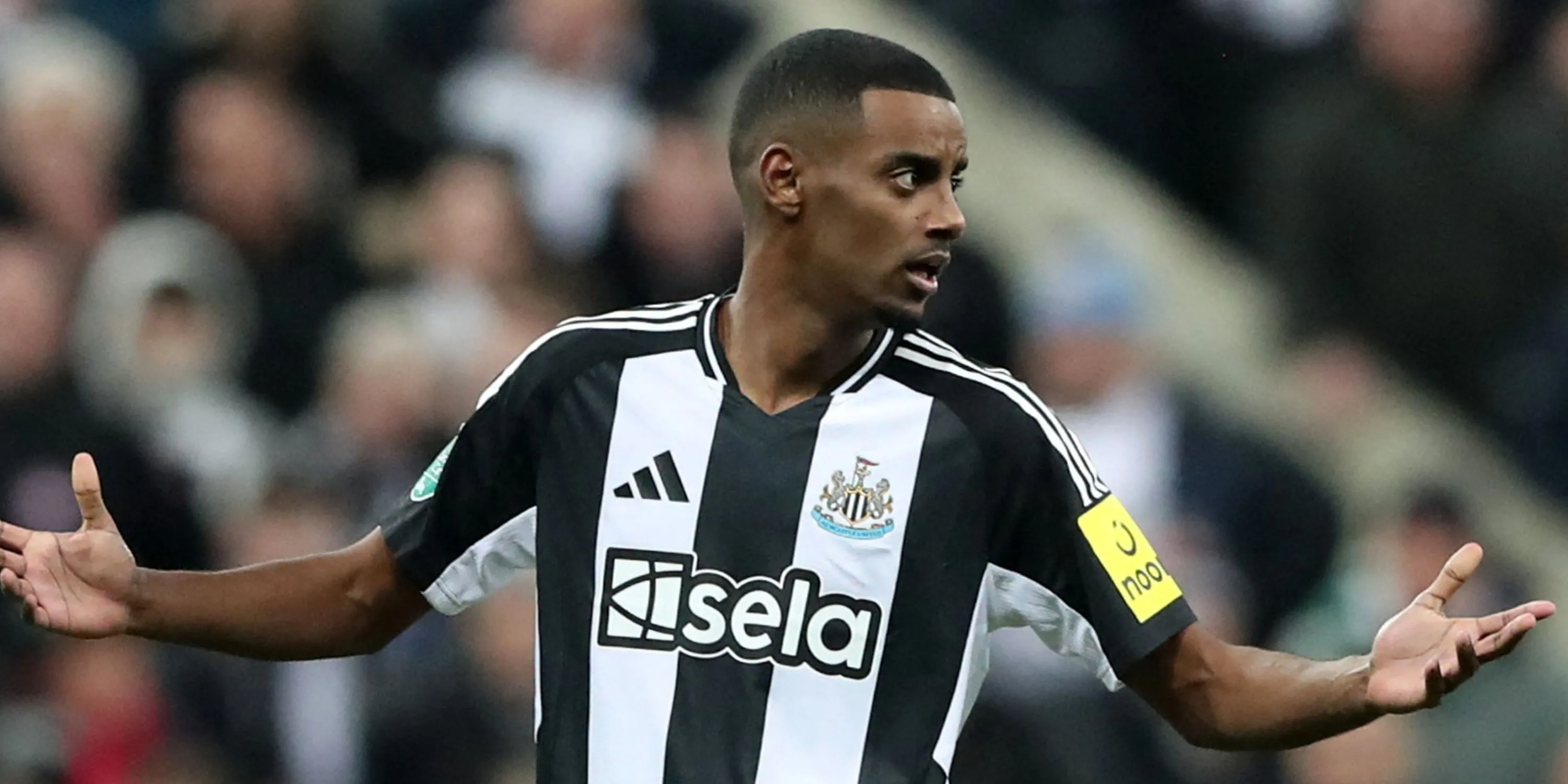 Tiền đạo Alexander Isak của Newcastle trong pha tranh chấp bóng