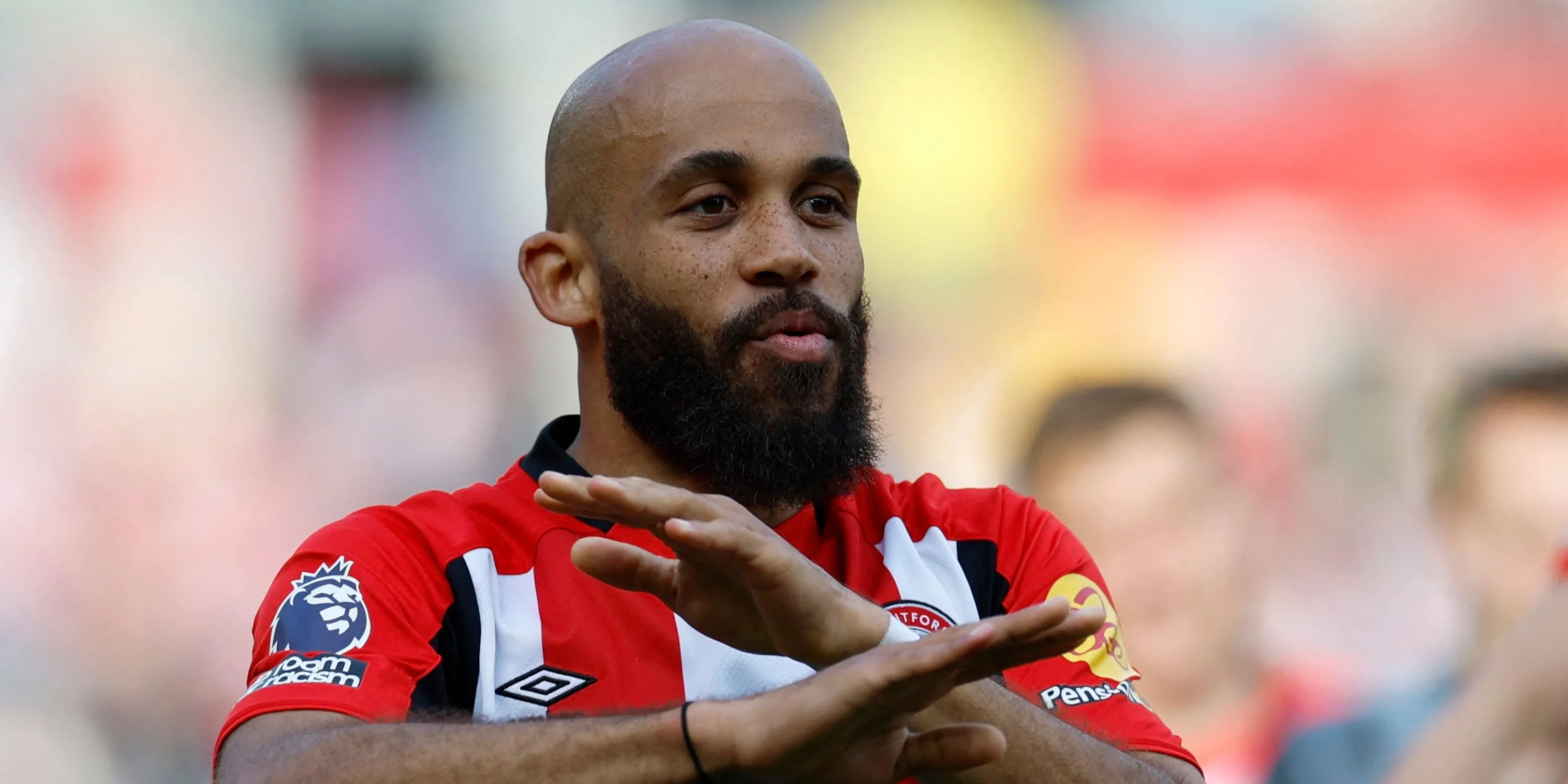 Tiền đạo Brentford Bryan Mbeumo ăn mừng sau trận đấu
