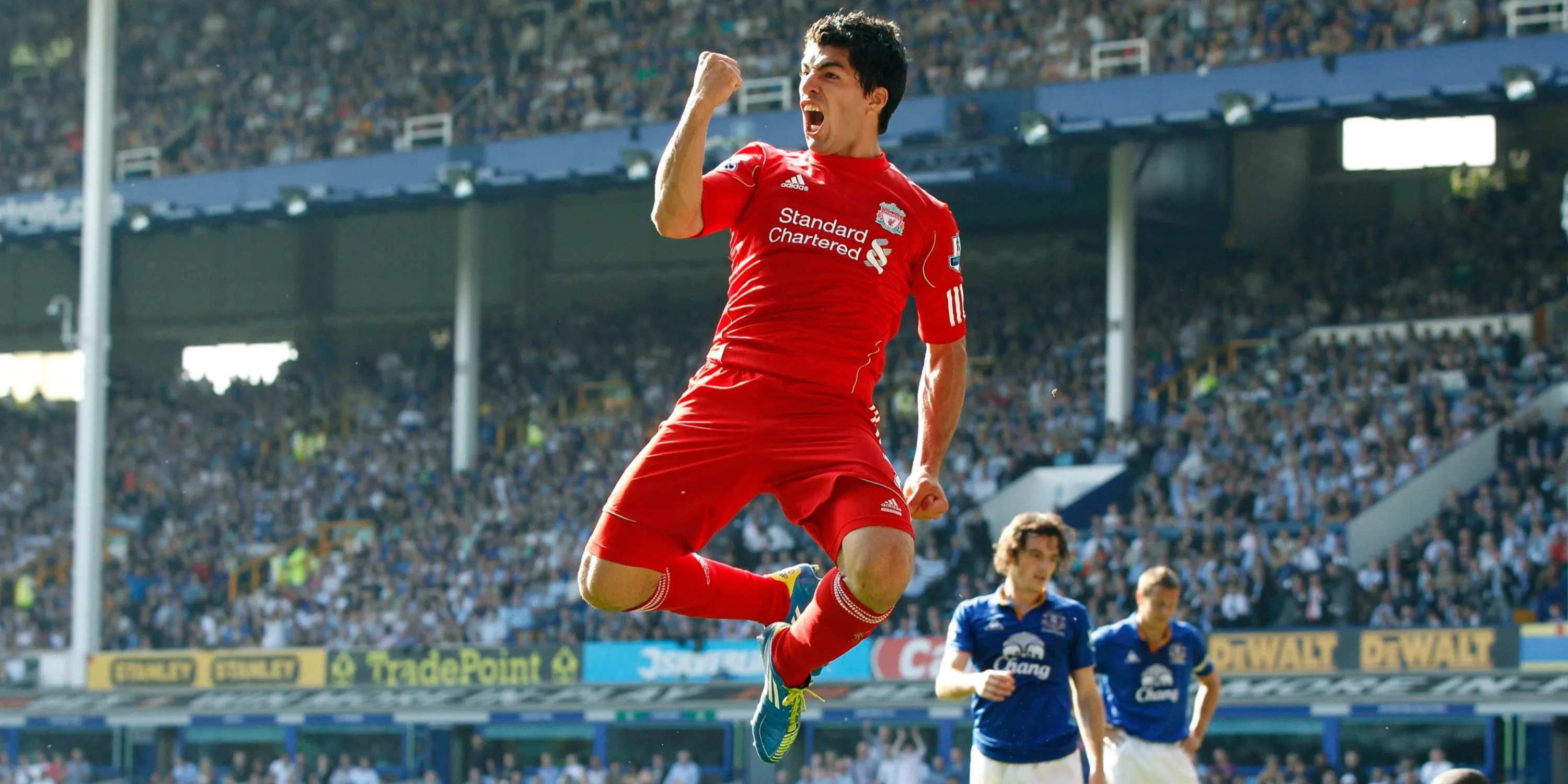 Tiền đạo Liverpool Luis Suarez ăn mừng bàn thắng cuồng nhiệt