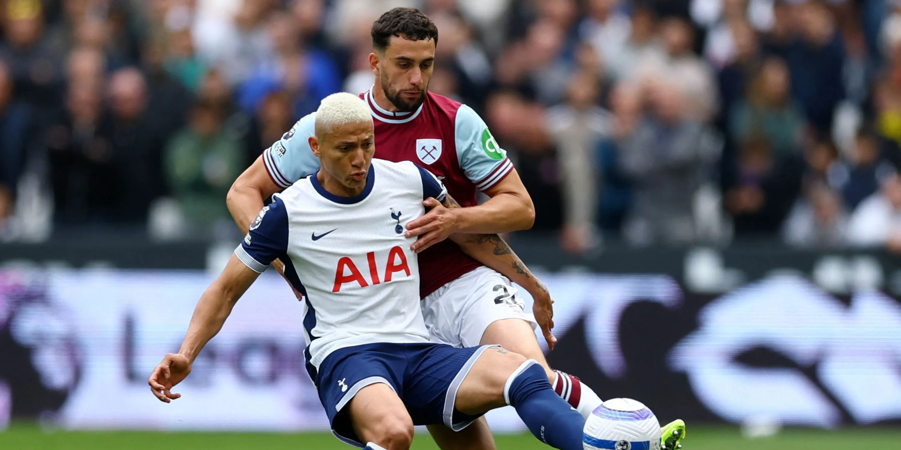 Tiền đạo Richarlison trong màu áo Tottenham tỏ ra thất vọng