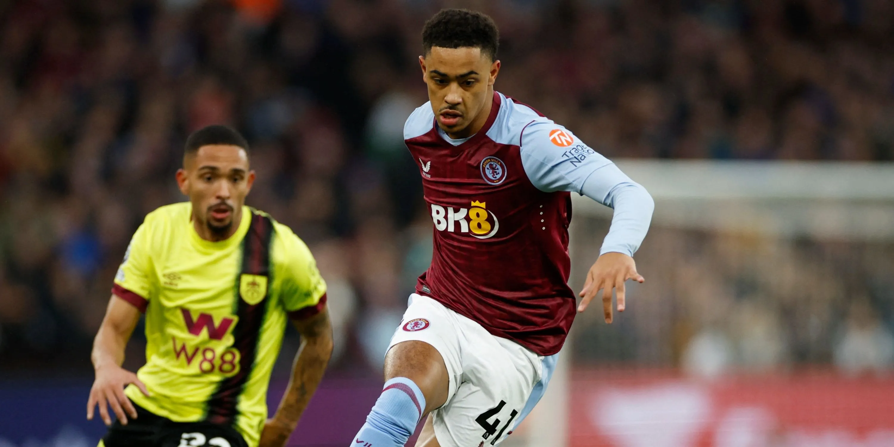 Tiền vệ Jacob Ramsey của Aston Villa xử lý bóng trong một trận đấu