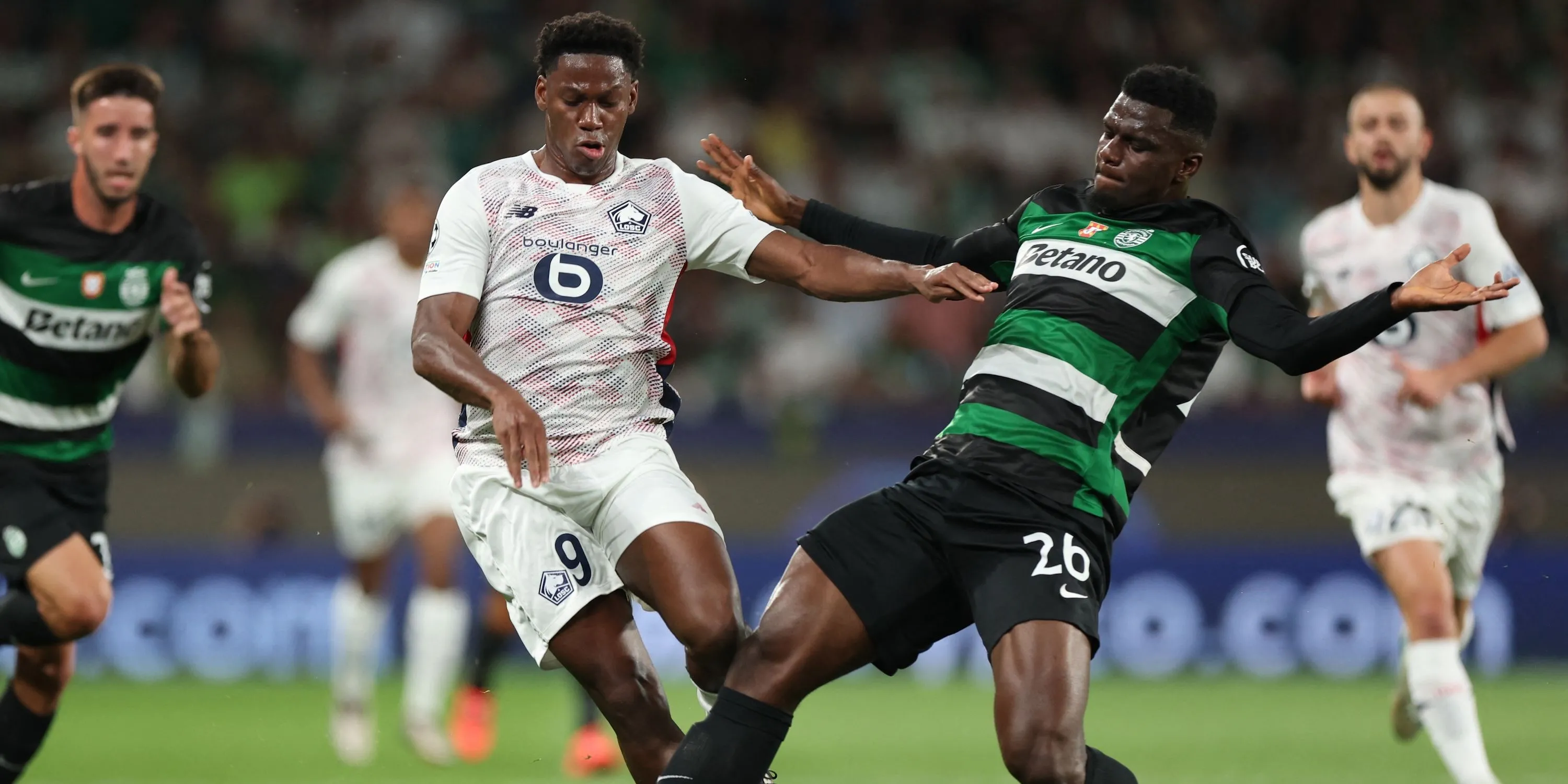 Trung vệ Ousmane Diomande của Sporting trong pha tranh chấp với Jonathan David của Lille