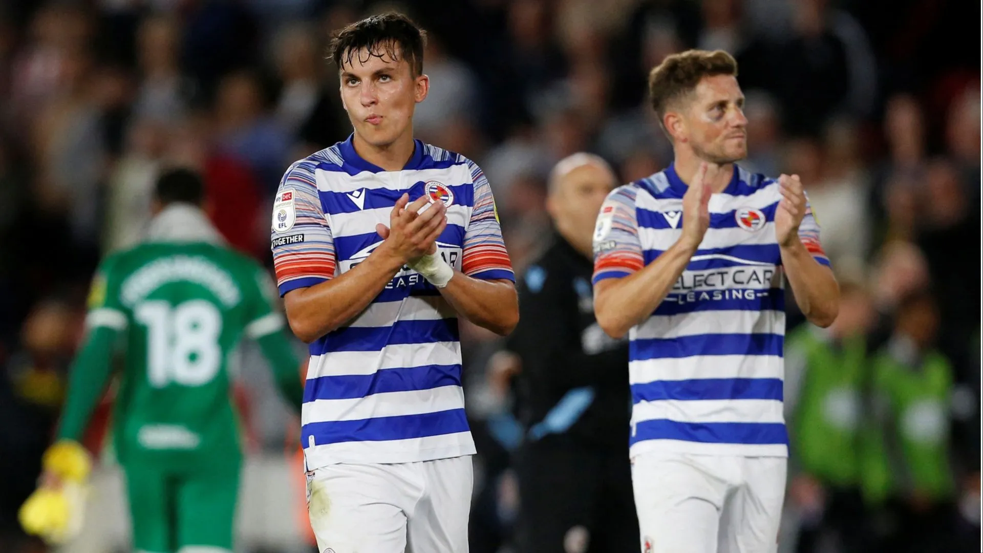 Trung vệ Tom McIntyre trong màu áo Portsmouth