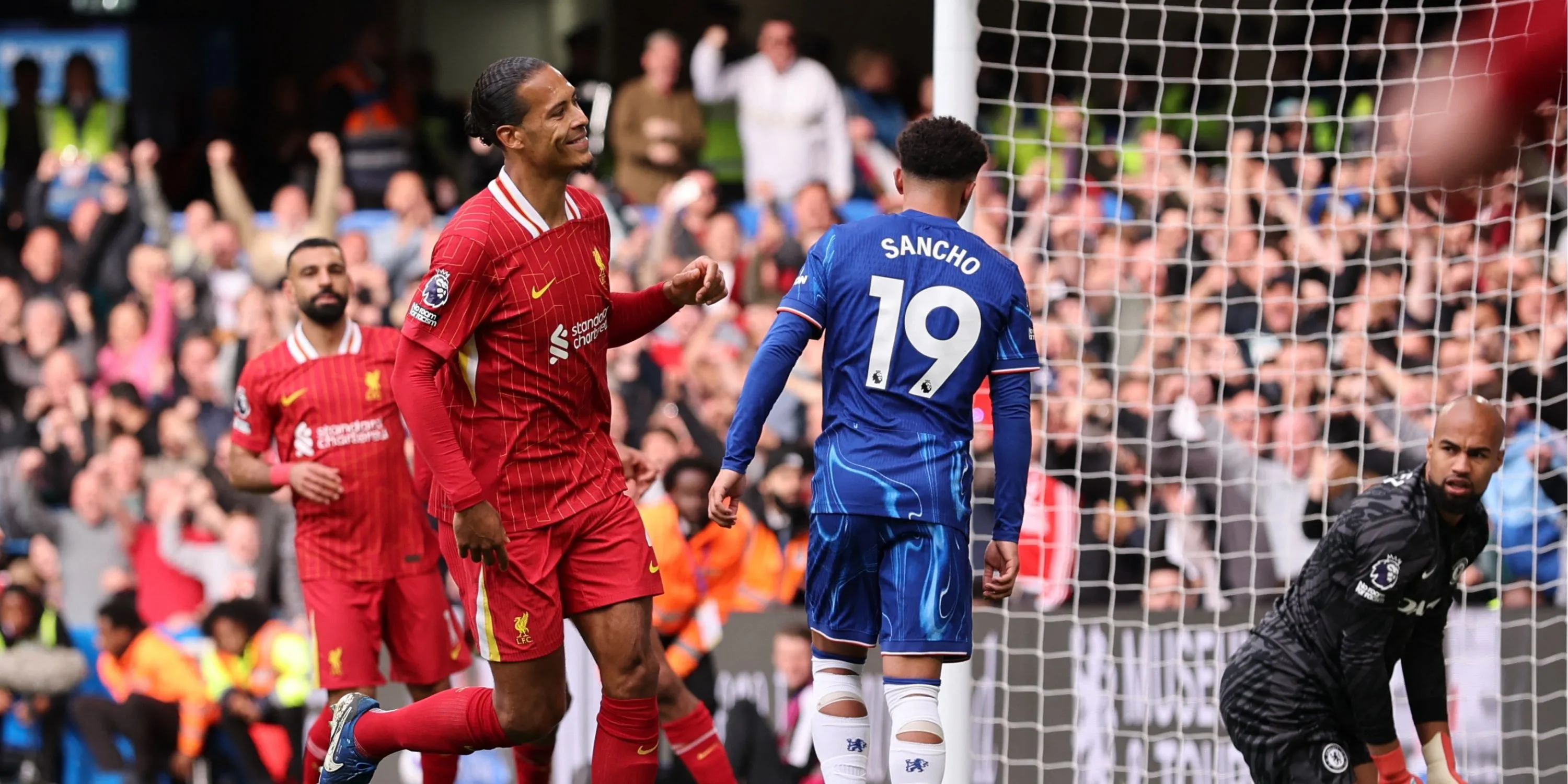 Virgil van Dijk ăn mừng bàn thắng danh dự muộn màng cho Liverpool trong trận thua Chelsea